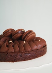 a chocolate cake with chocolate cookies on top of it