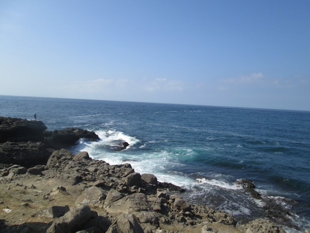 uma vista do oceano de um penhasco rochoso