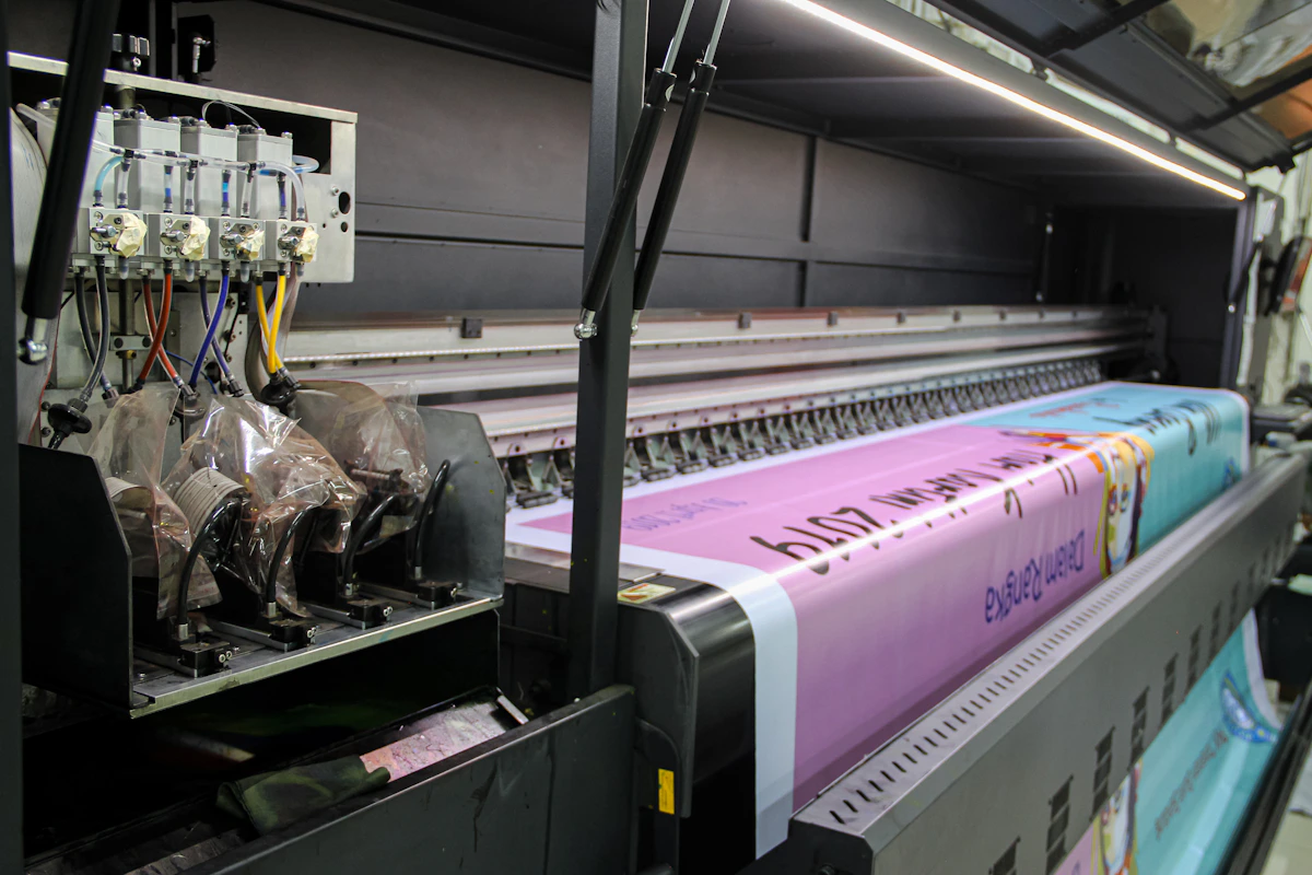 Mesin digital printing skala besar sebagai visual referensi