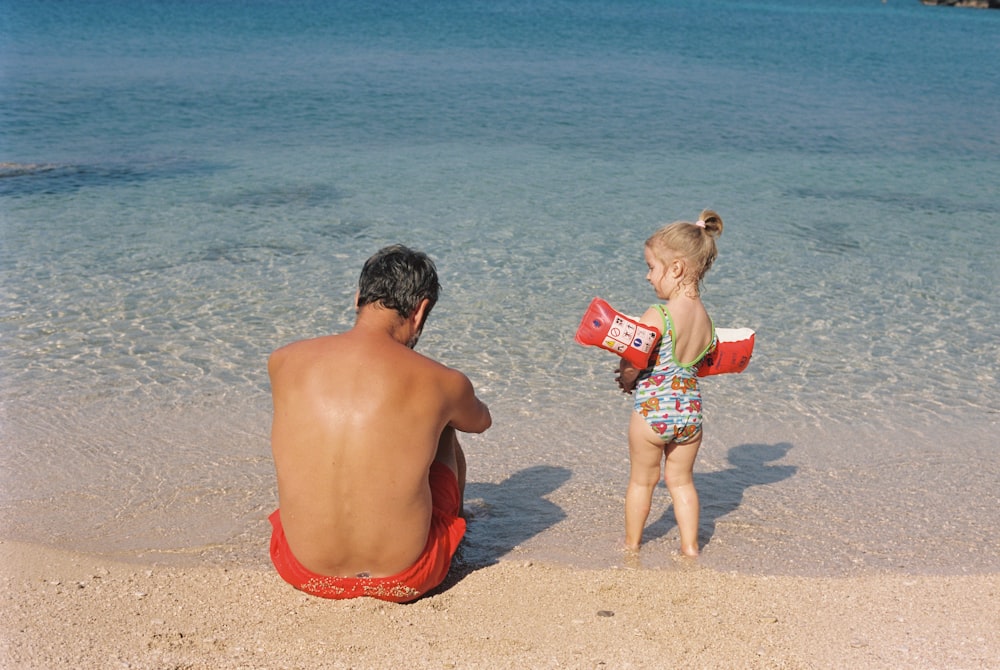 Un homme et une petite fille sur la plage