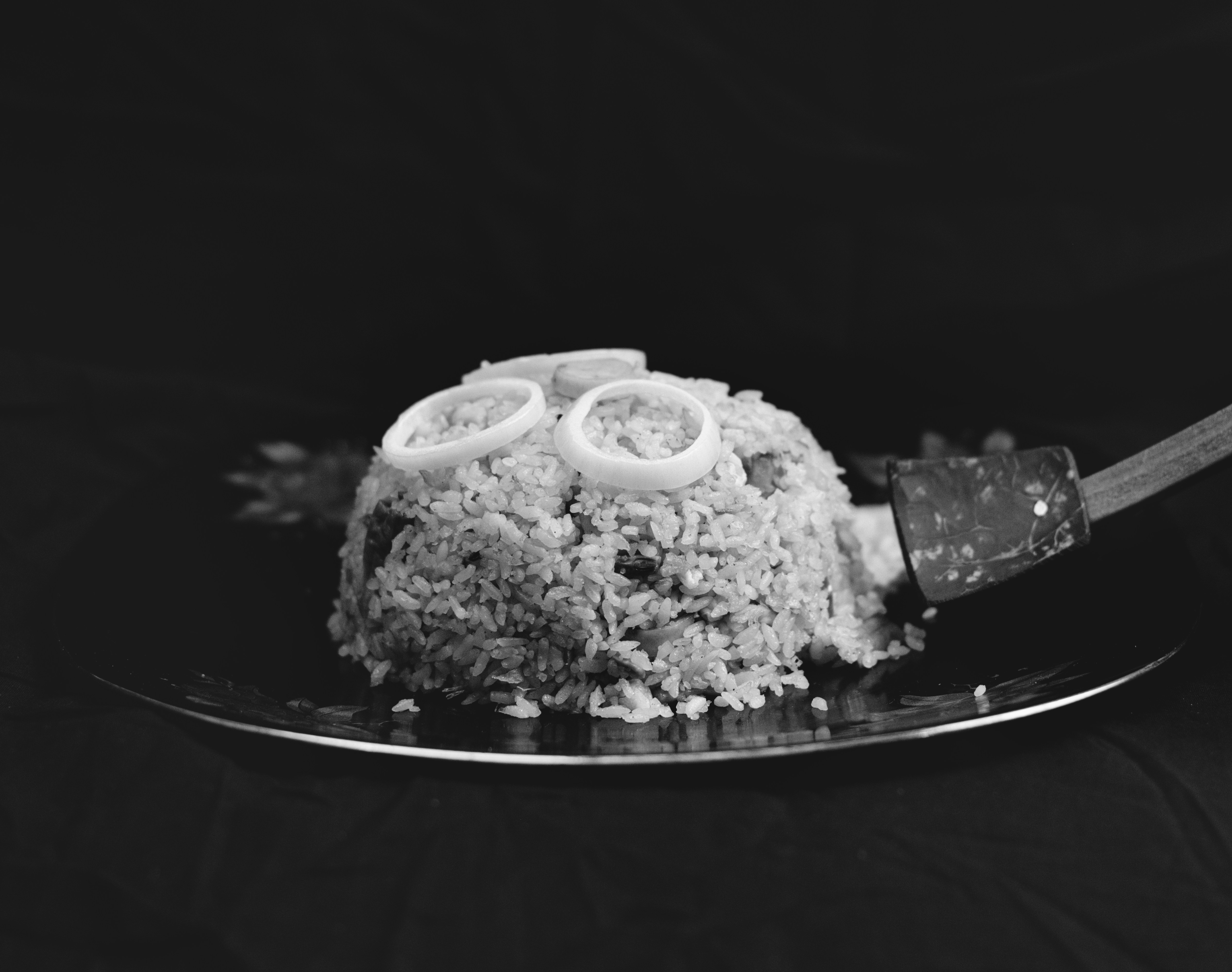 Eisbergsalat mit Schinken, Erbsen und Ei