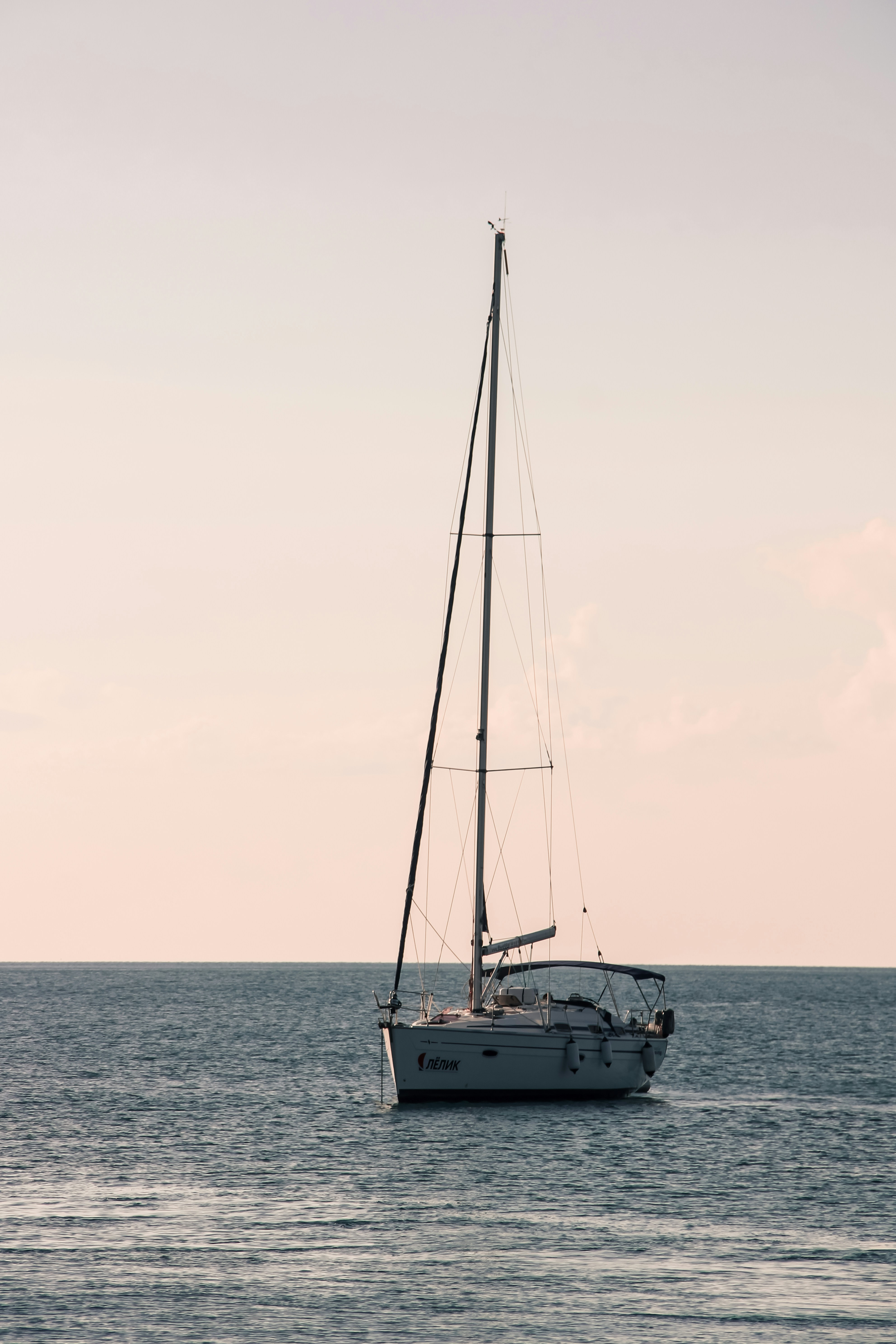 Ein Segelboot mitten auf dem Ozean