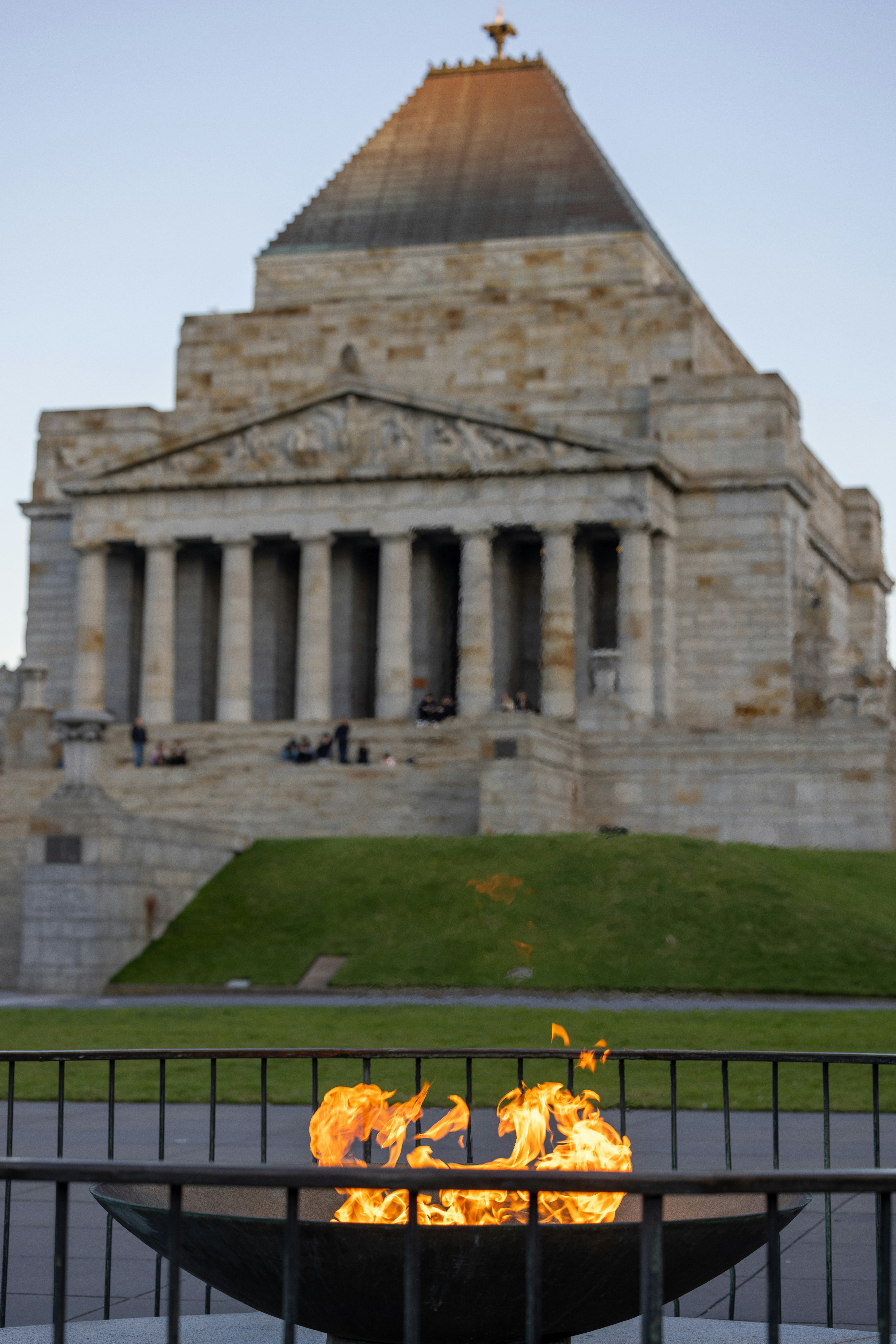 eine Feuerstelle vor einem großen Gebäude