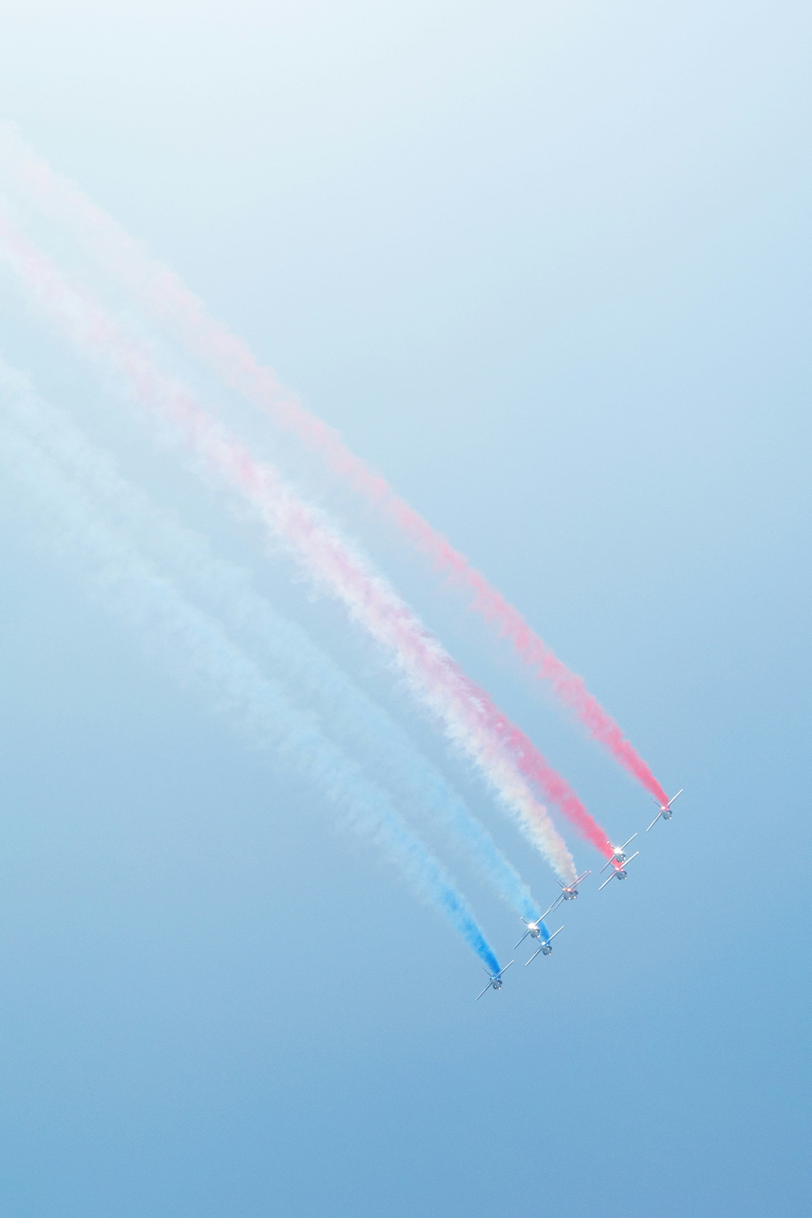 um grupo de jatos voando através de um céu azul