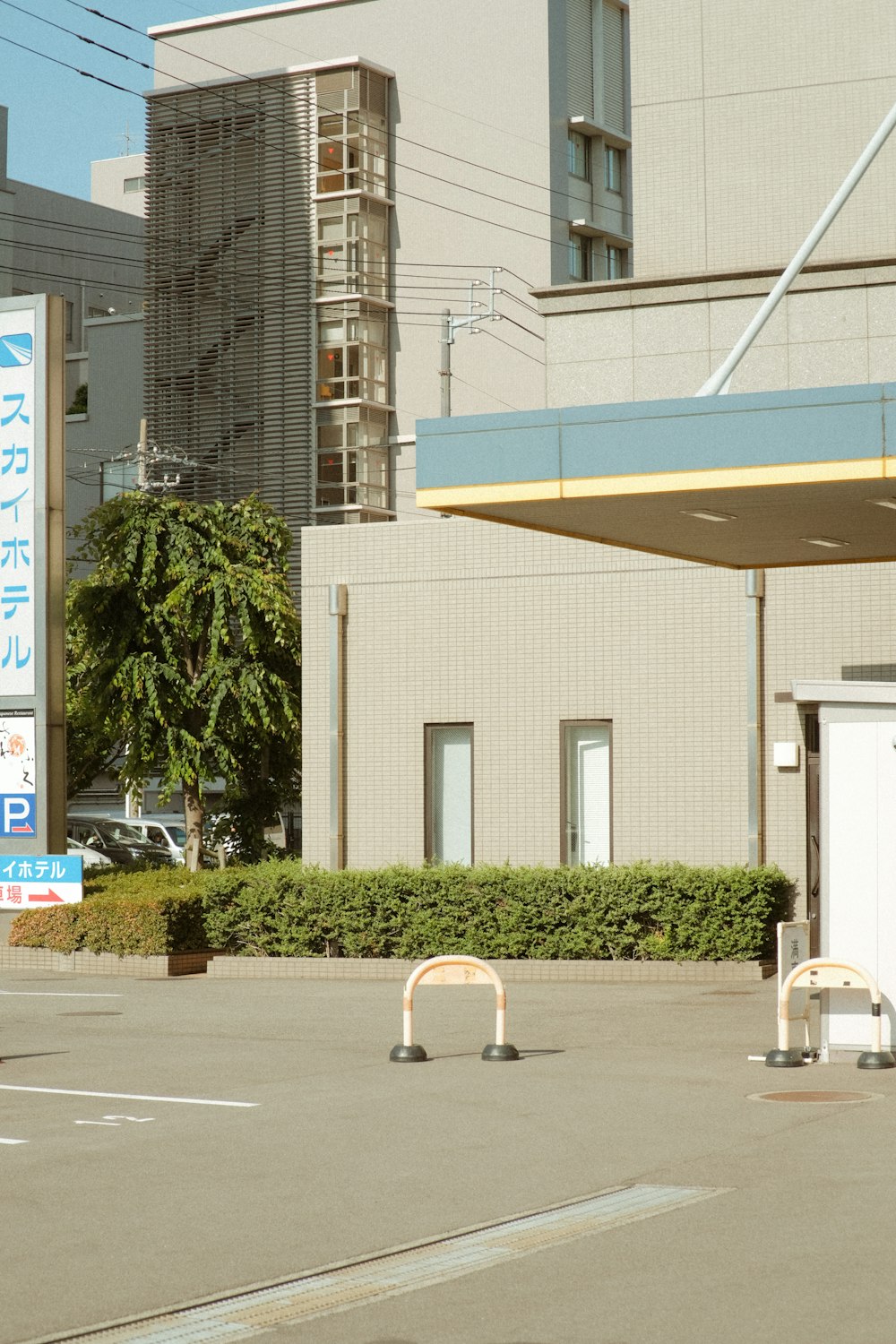 an empty parking lot in front of a building