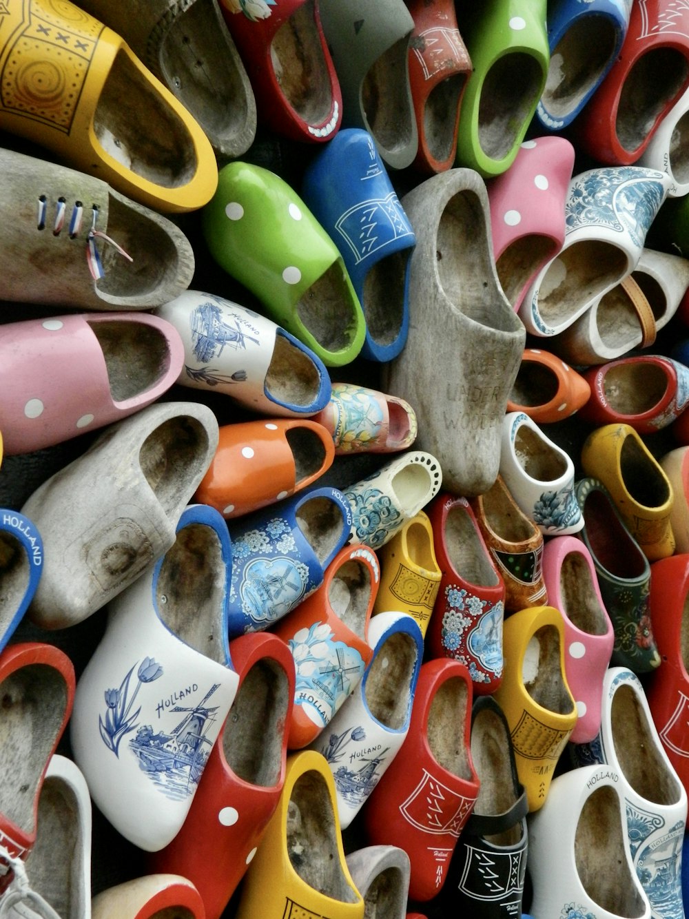 une pile de chaussures colorées assises les unes à côté des autres