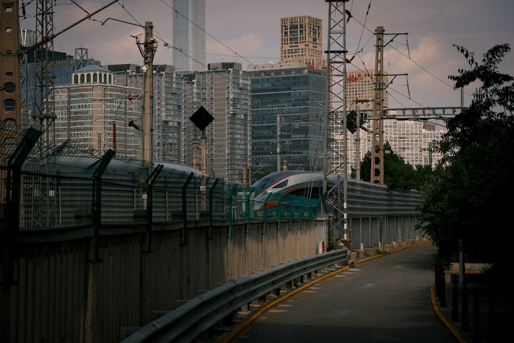 um trem viajando por uma cidade ao lado de edifícios altos