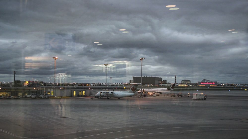 駐機場に飛行機が駐機している空港の駐機場