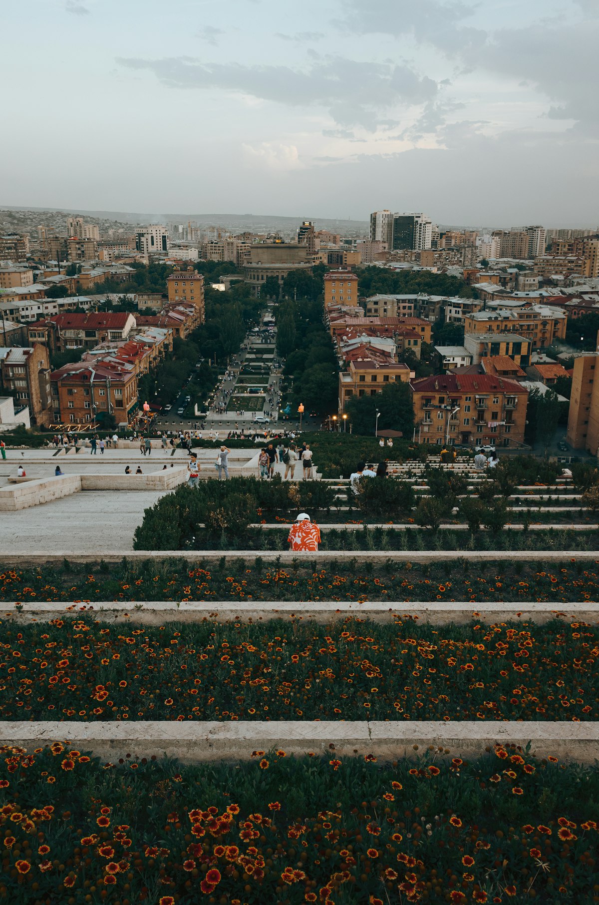 میدان جمهوری ایروان، معماری سنگ توف صورتی
