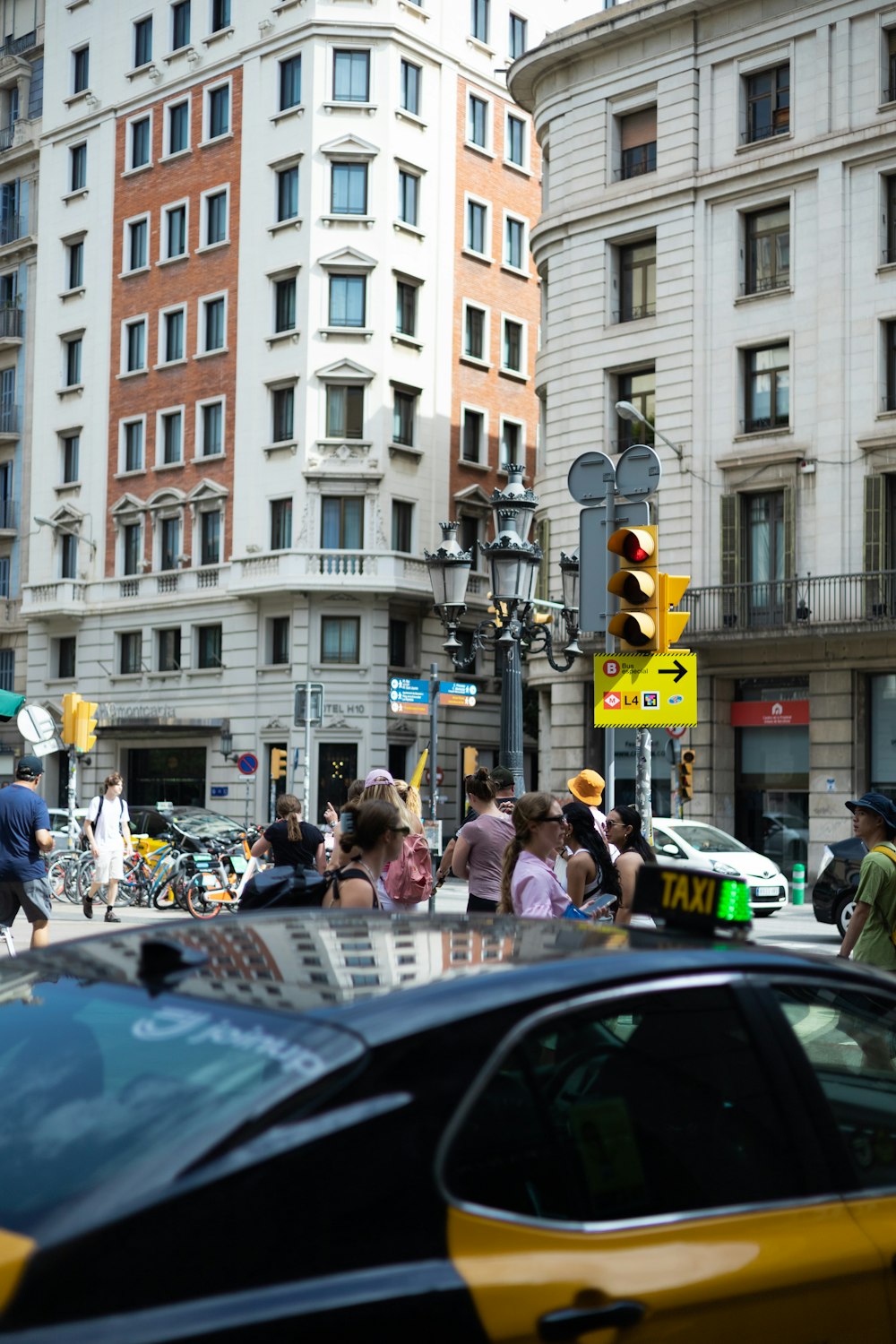 a busy city street filled with lots of traffic