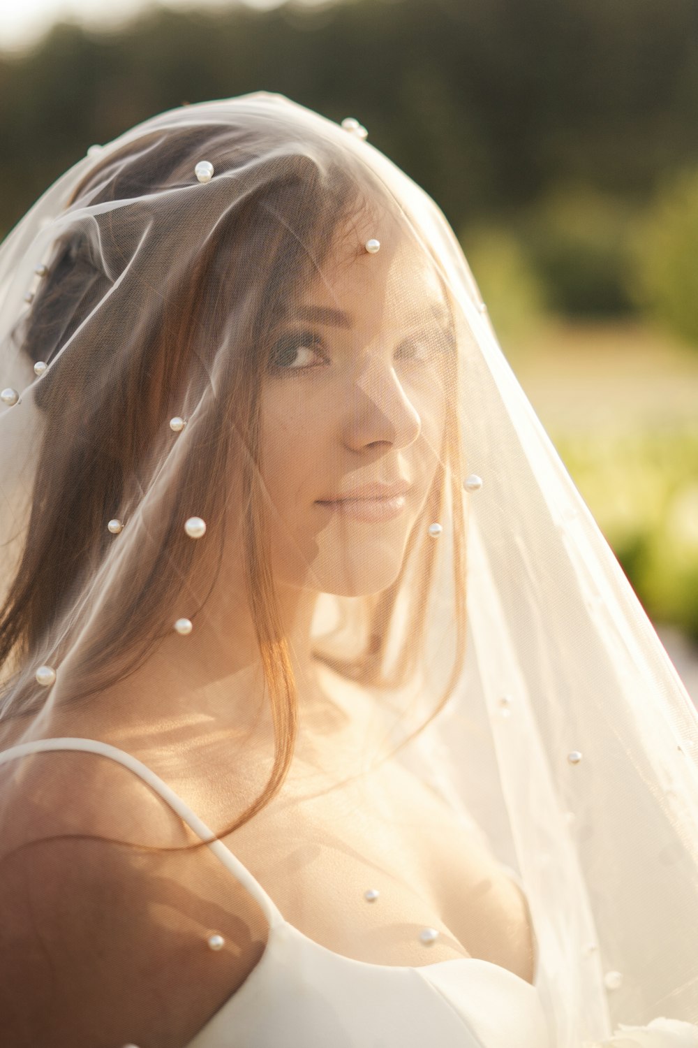 a woman with a veil on her head