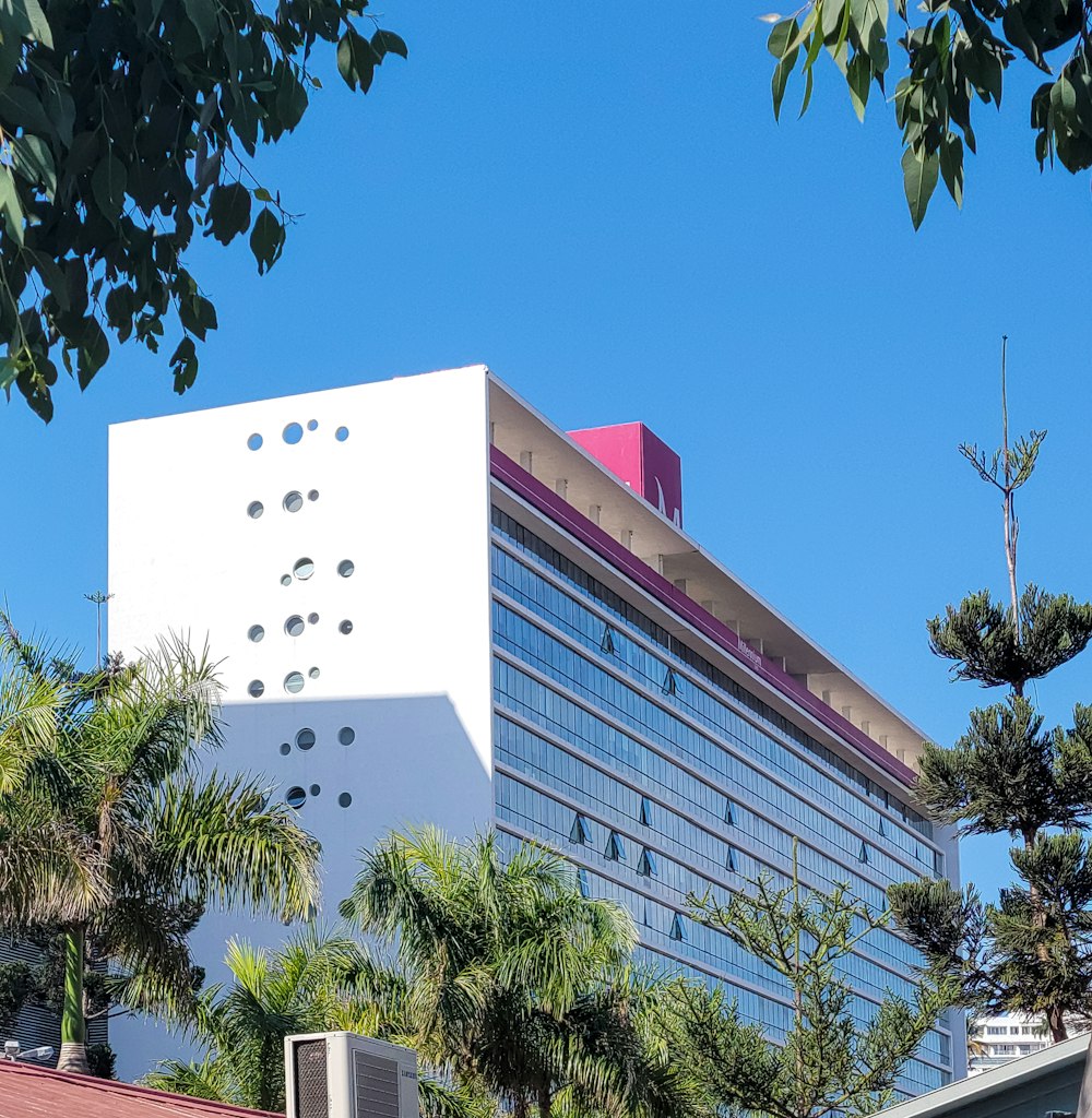 Un edificio alto con un techo rojo y un techo rojo