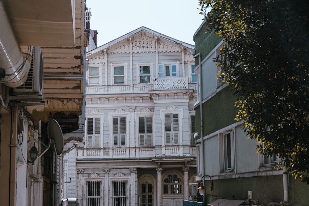 Una casa bianca con persiane bianche su una strada