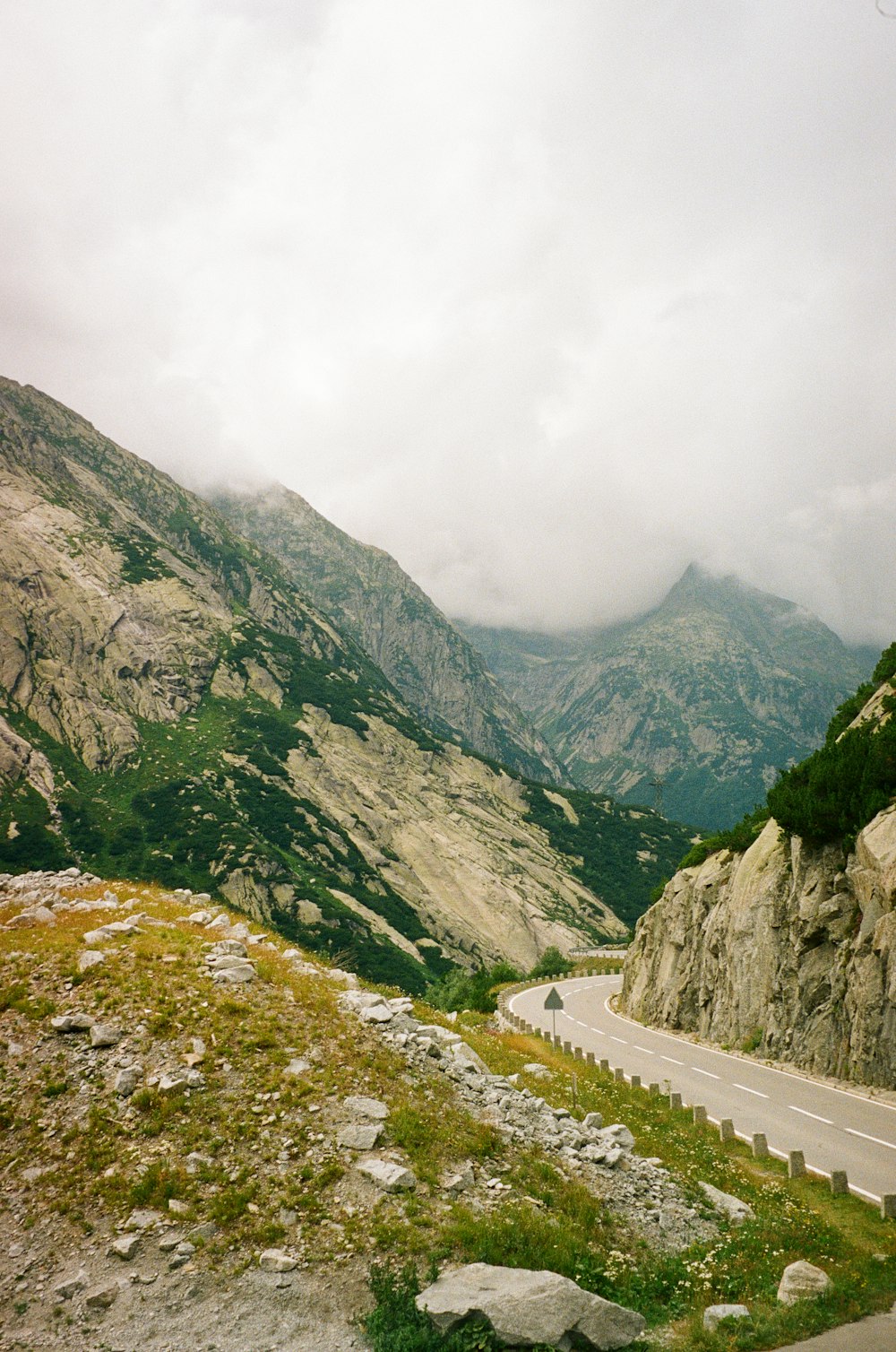 Un'auto che guida lungo una strada in montagna