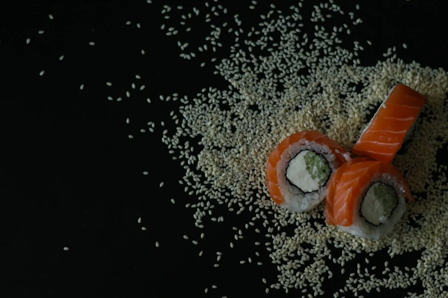 Sushi sobre sésamo y fondo oscuro