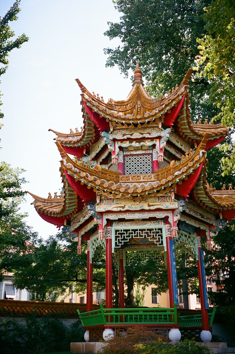une pagode avec un banc devant elle