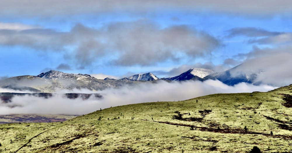 Blick auf eine in Wolken gehüllte Bergkette