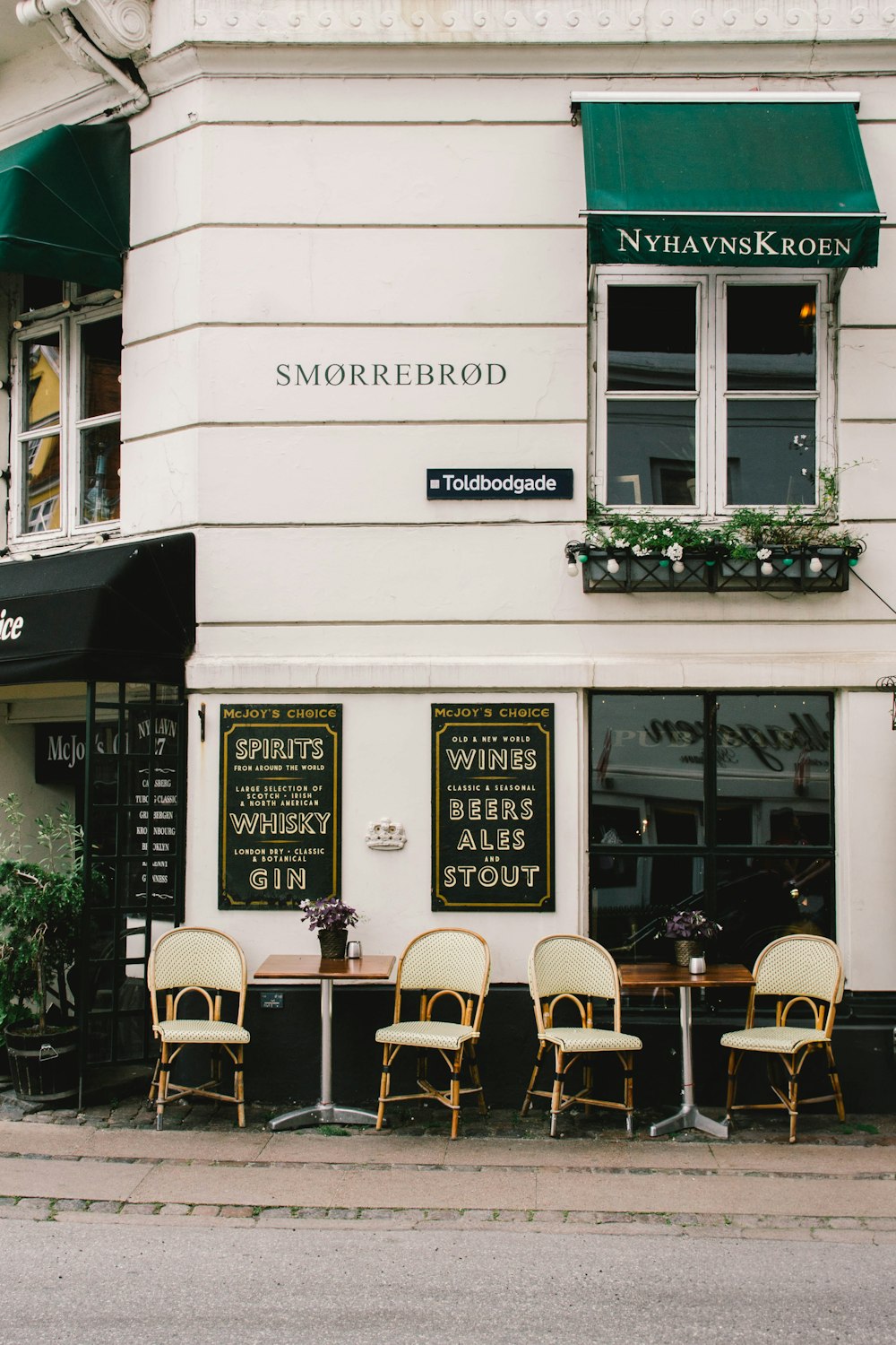 una fila di sedie sedute fuori da un ristorante