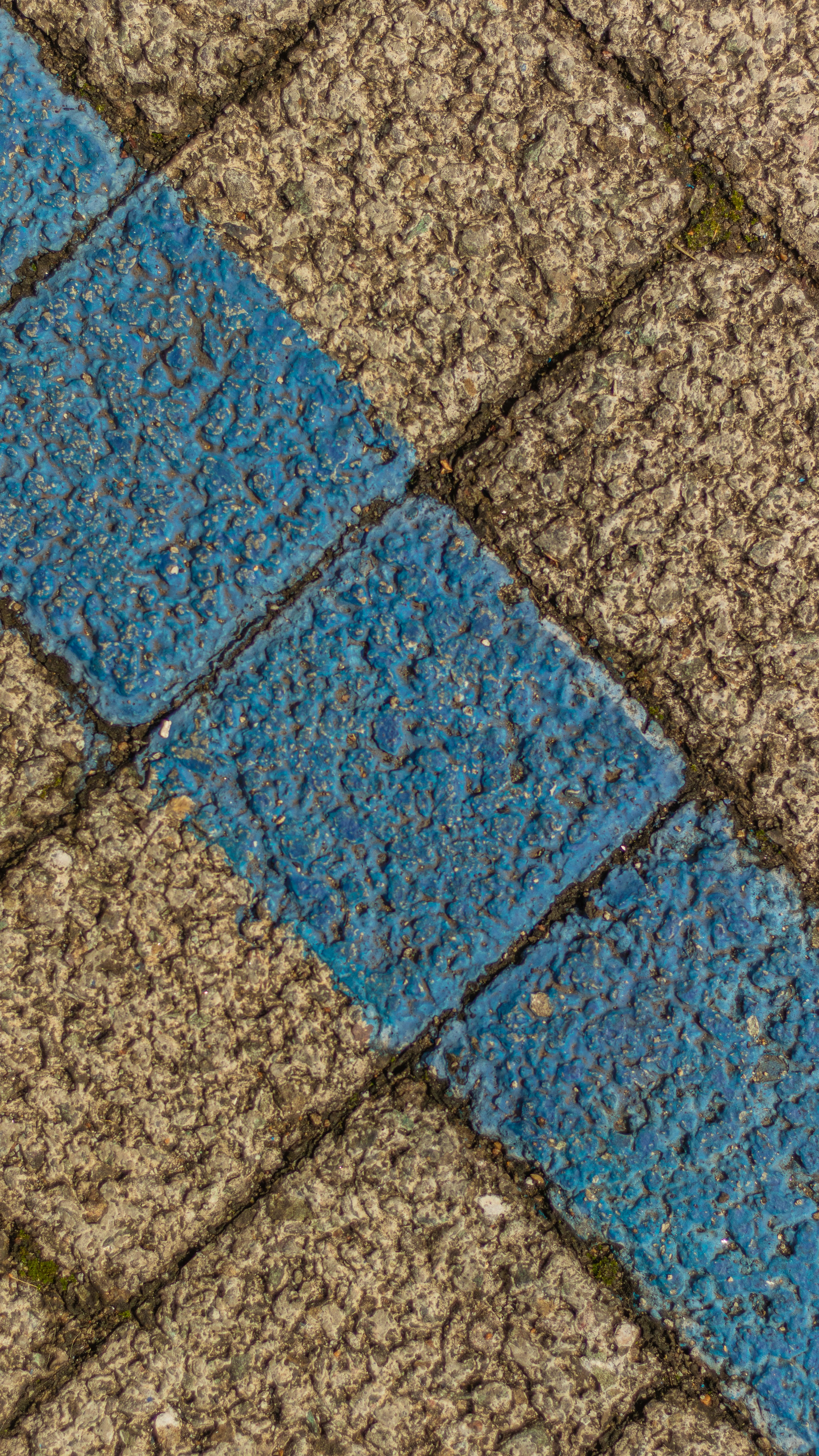 um close up de uma calçada com uma linha azul pintada sobre ela