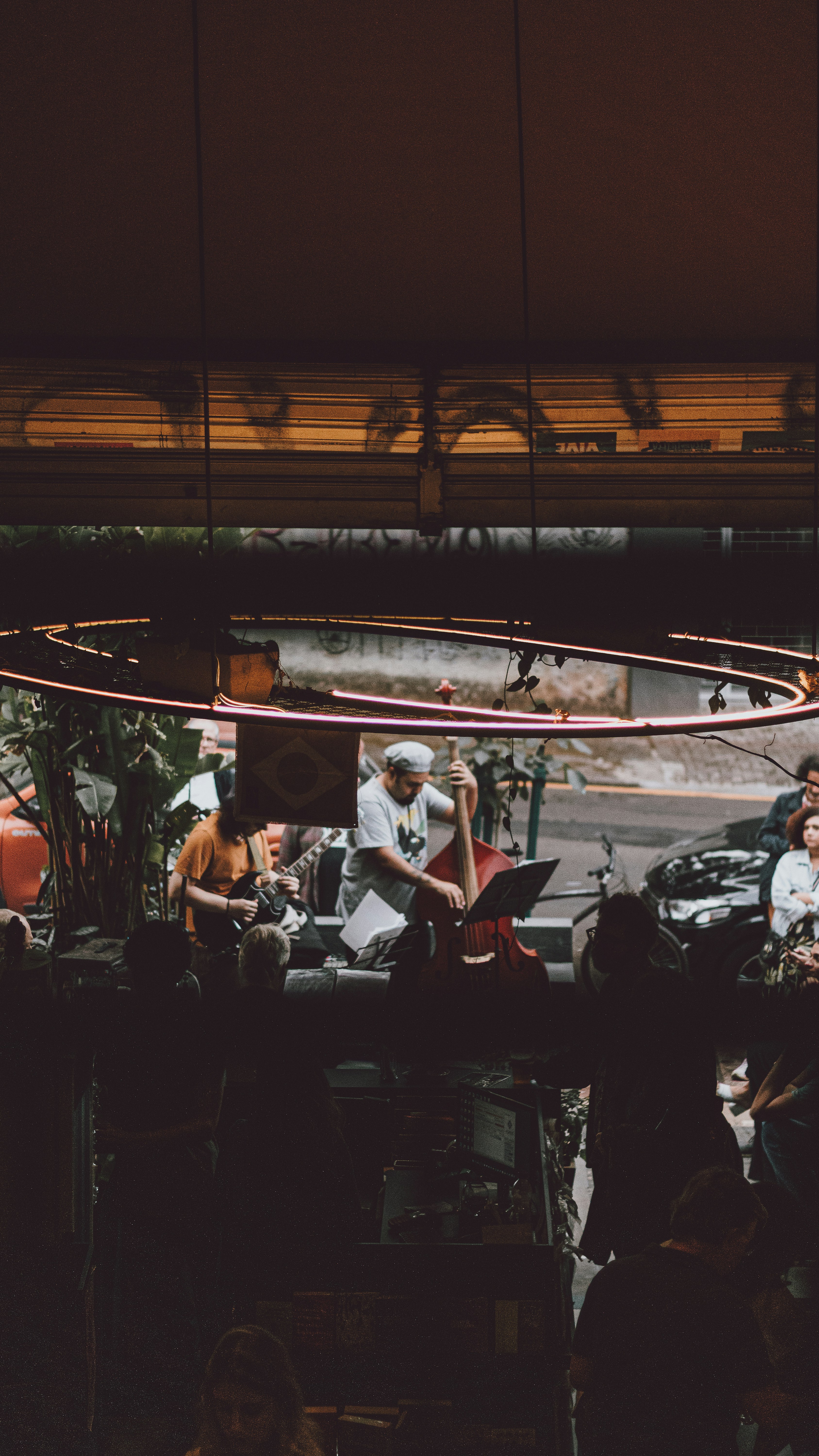 um grupo de pessoas sentadas ao redor de uma mesa
