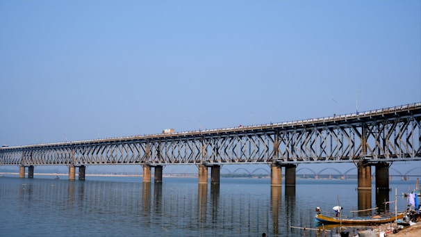 Ponte grande construída num rio largo durante o dia