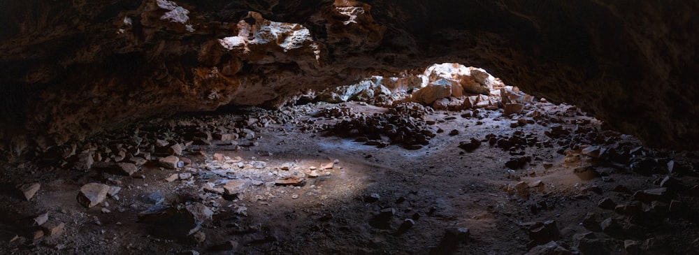 Una cueva llena de muchas rocas y tierra