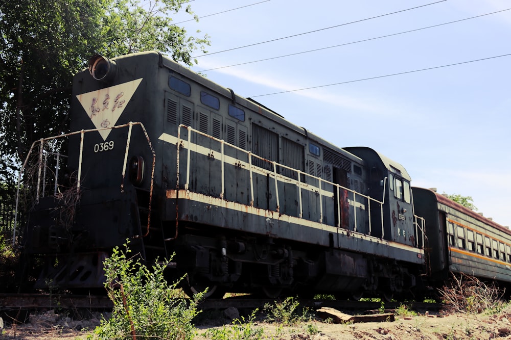 Un vecchio treno è seduto sui binari