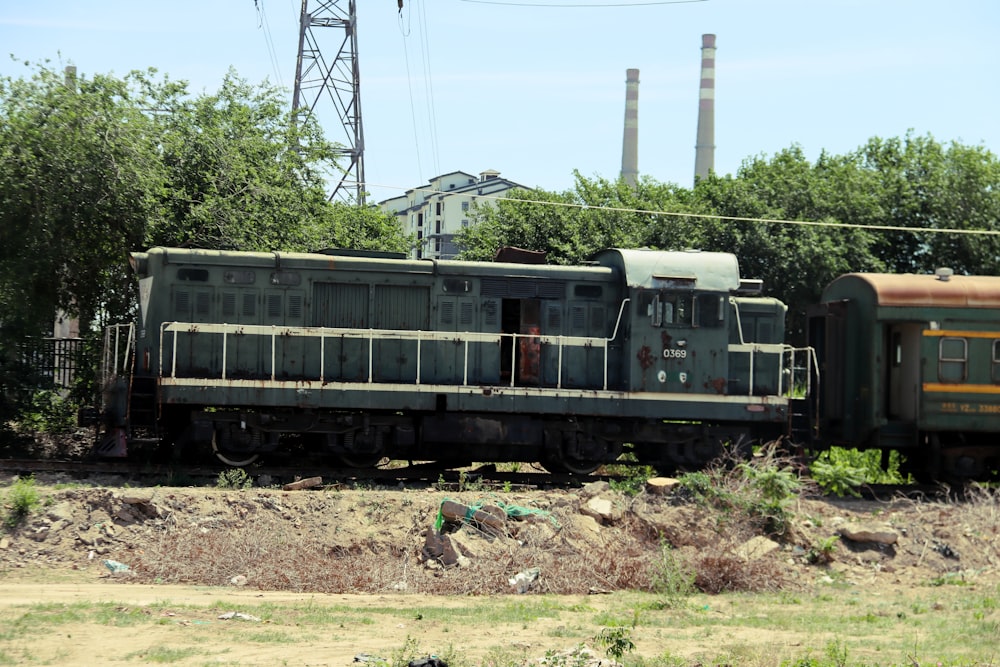 Un viejo tren está estacionado en las vías