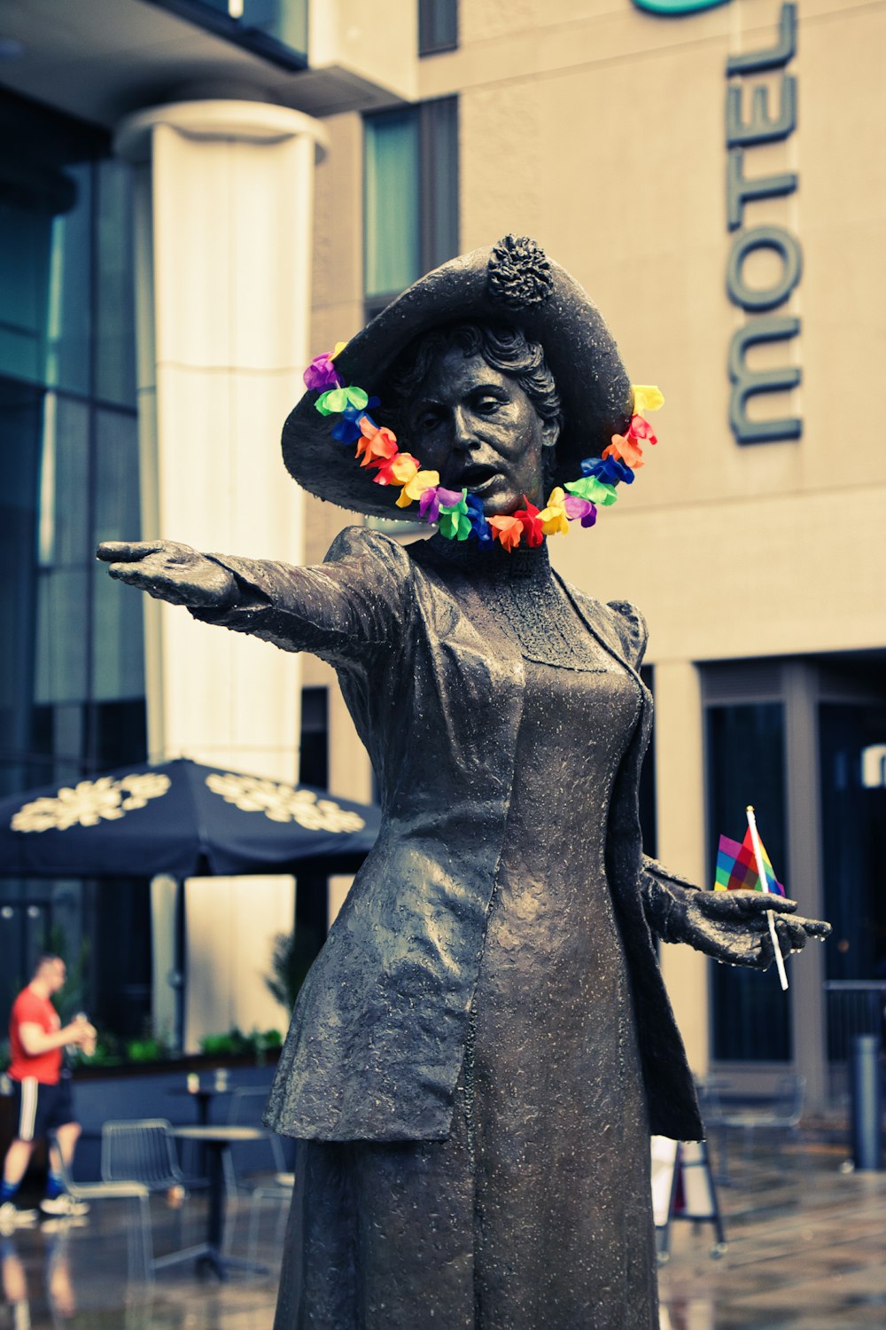 eine Statue einer Frau mit Hut und Blumen auf dem Kopf