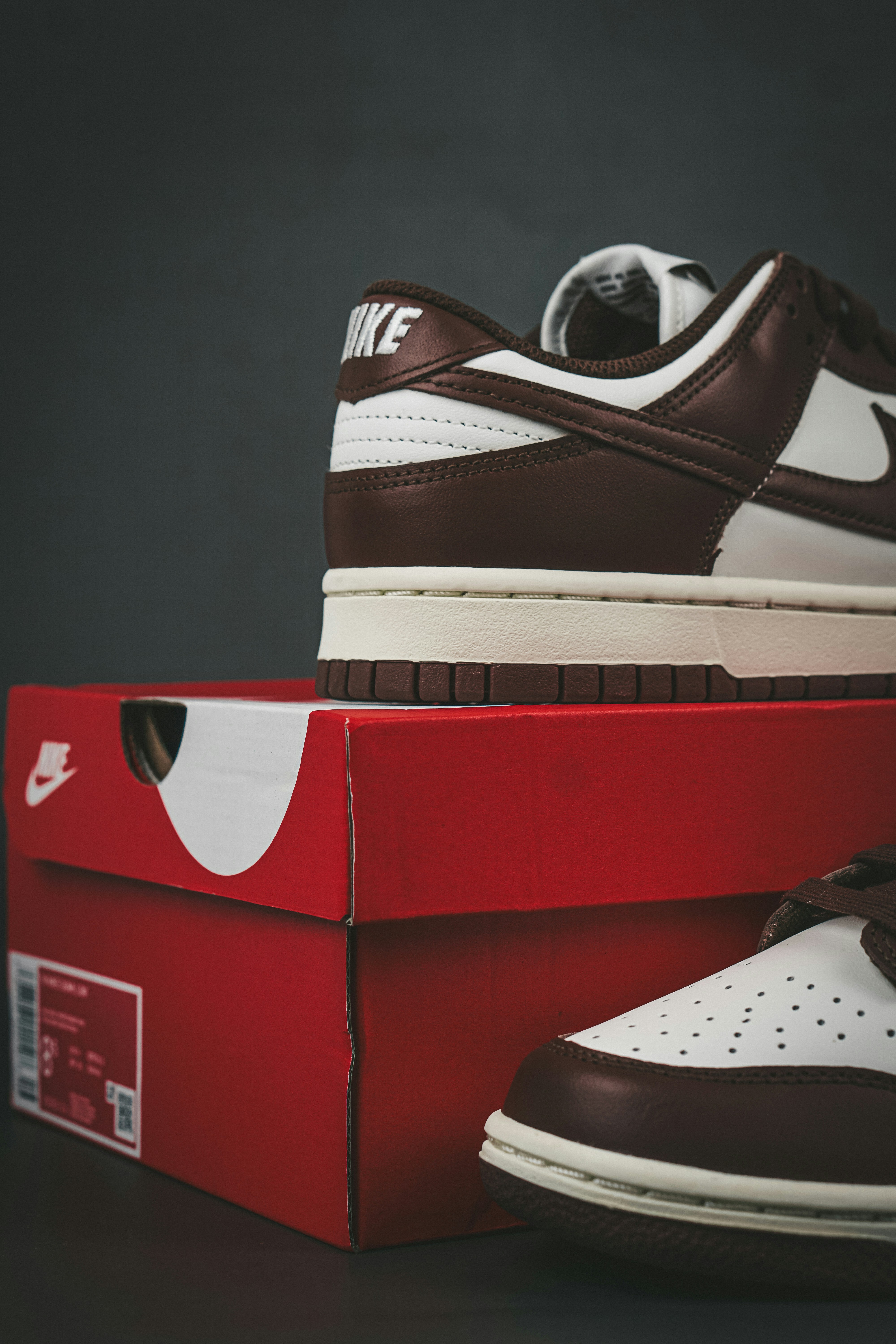une paire de chaussures posée sur une boîte rouge