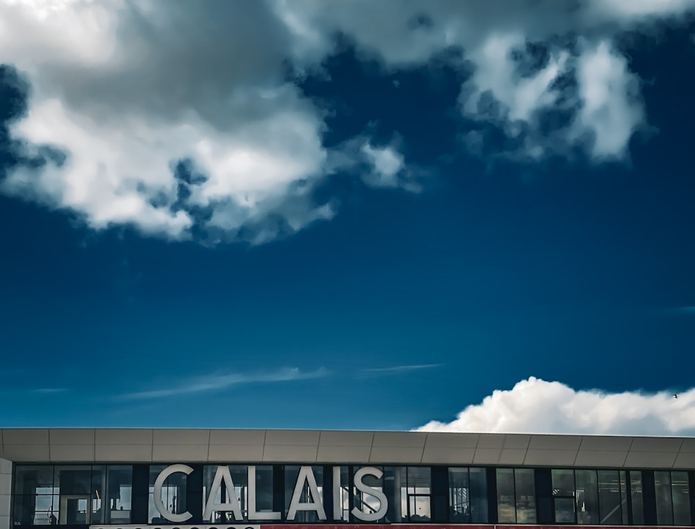 um edifício com a palavra galaais escrita nele