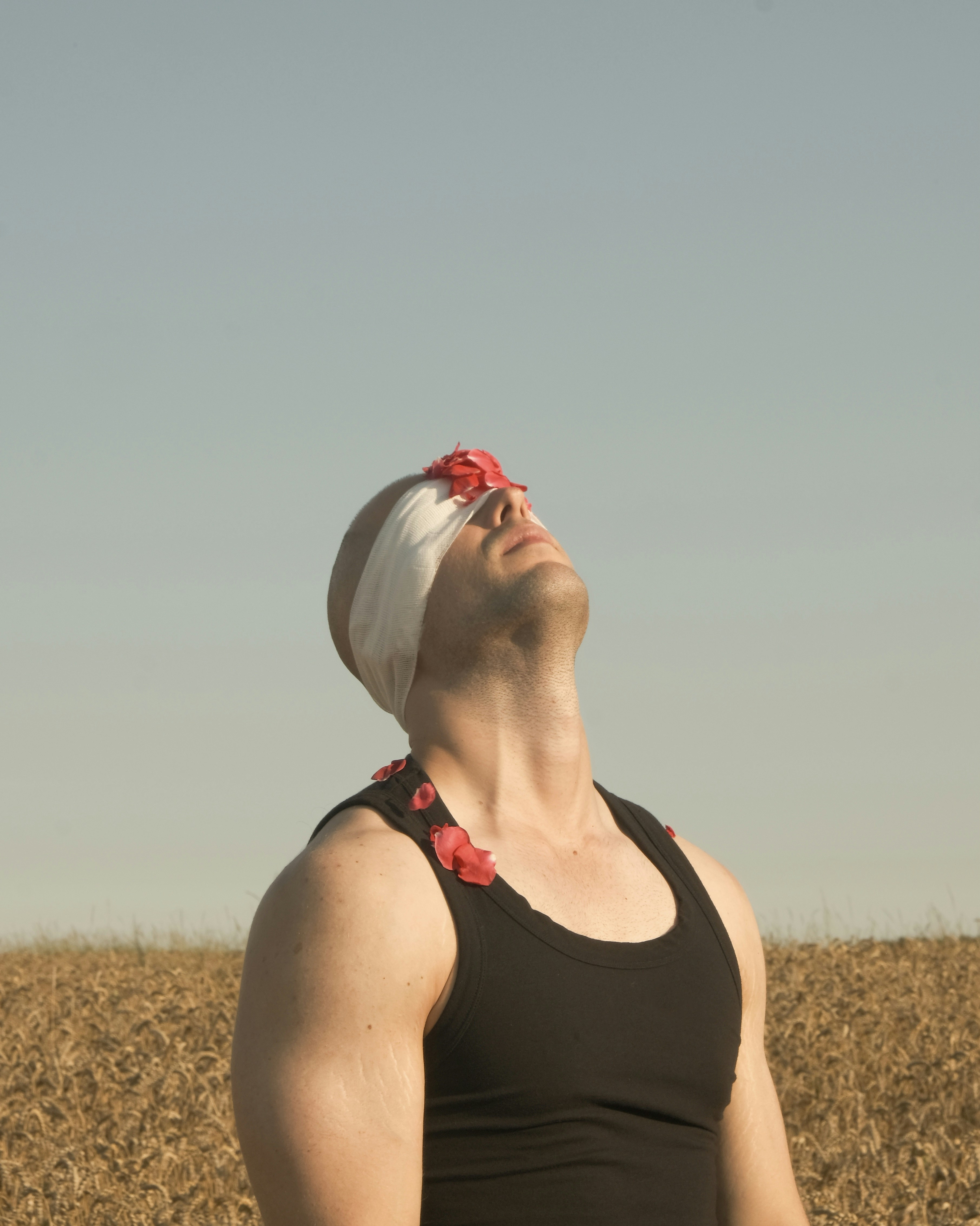 Ense ağrısı için egzersiz yapan bir kişi