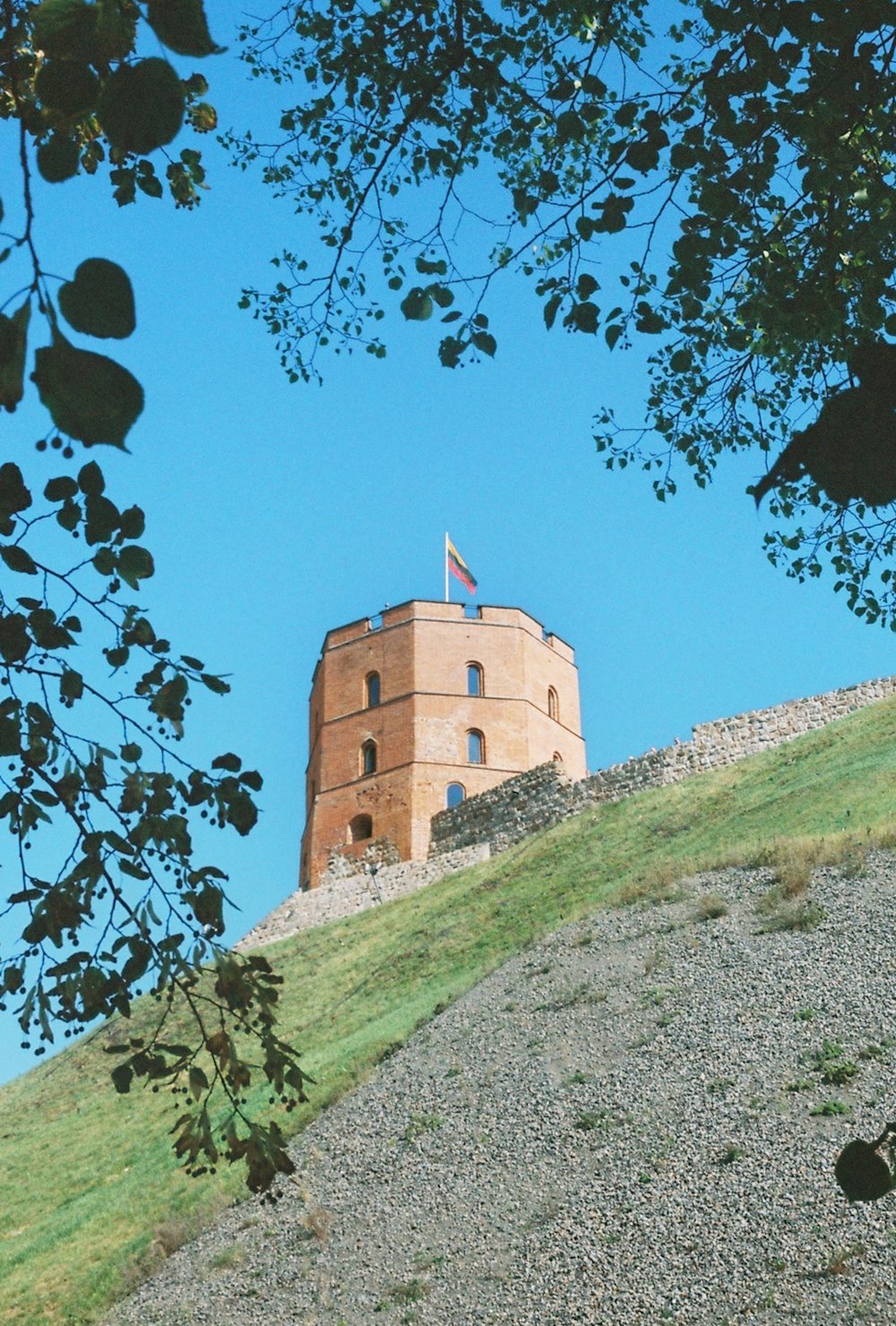 旗が掲げられた丘の上の建物