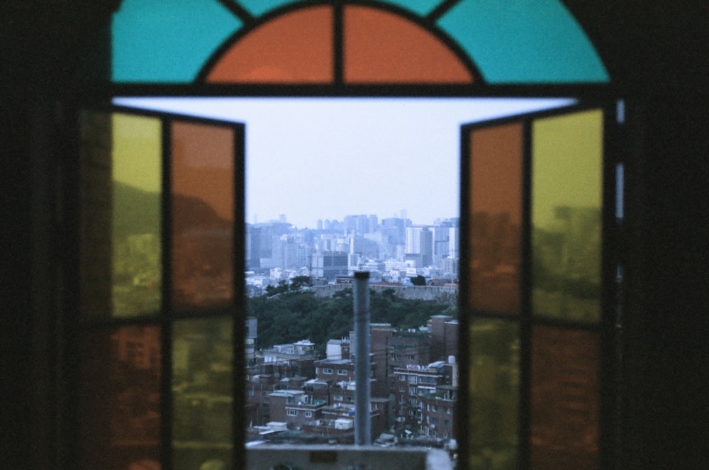Vue d’une ville à travers un vitrail