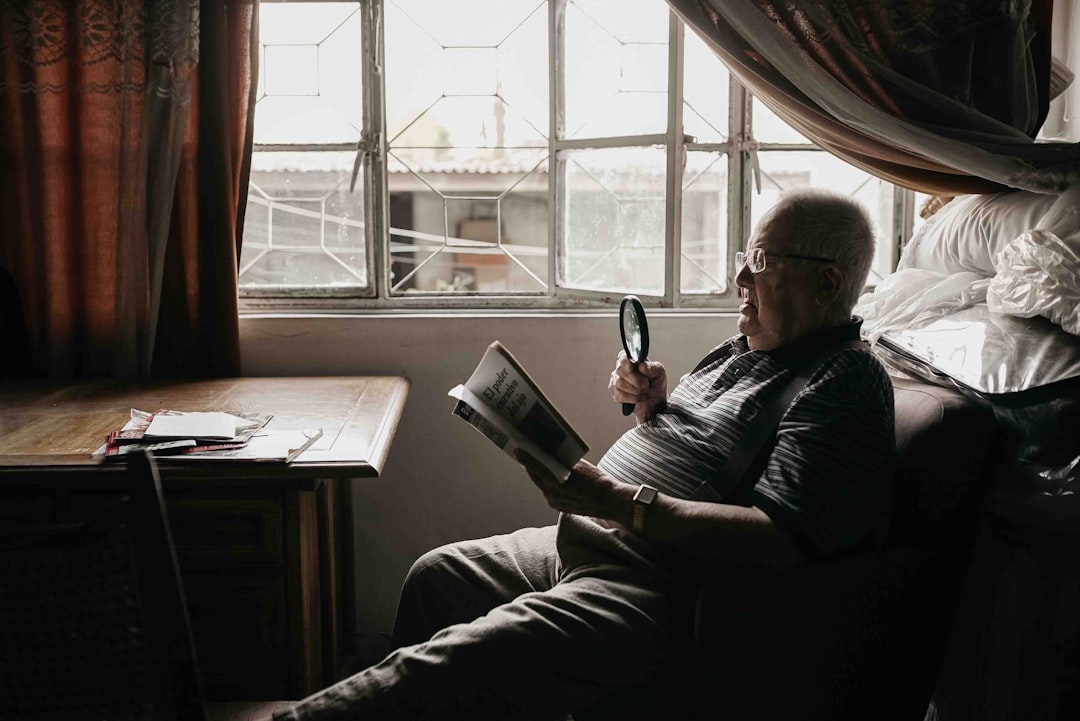 old man reading a book with a magnifying glass viejito leyendo libro con una lupa