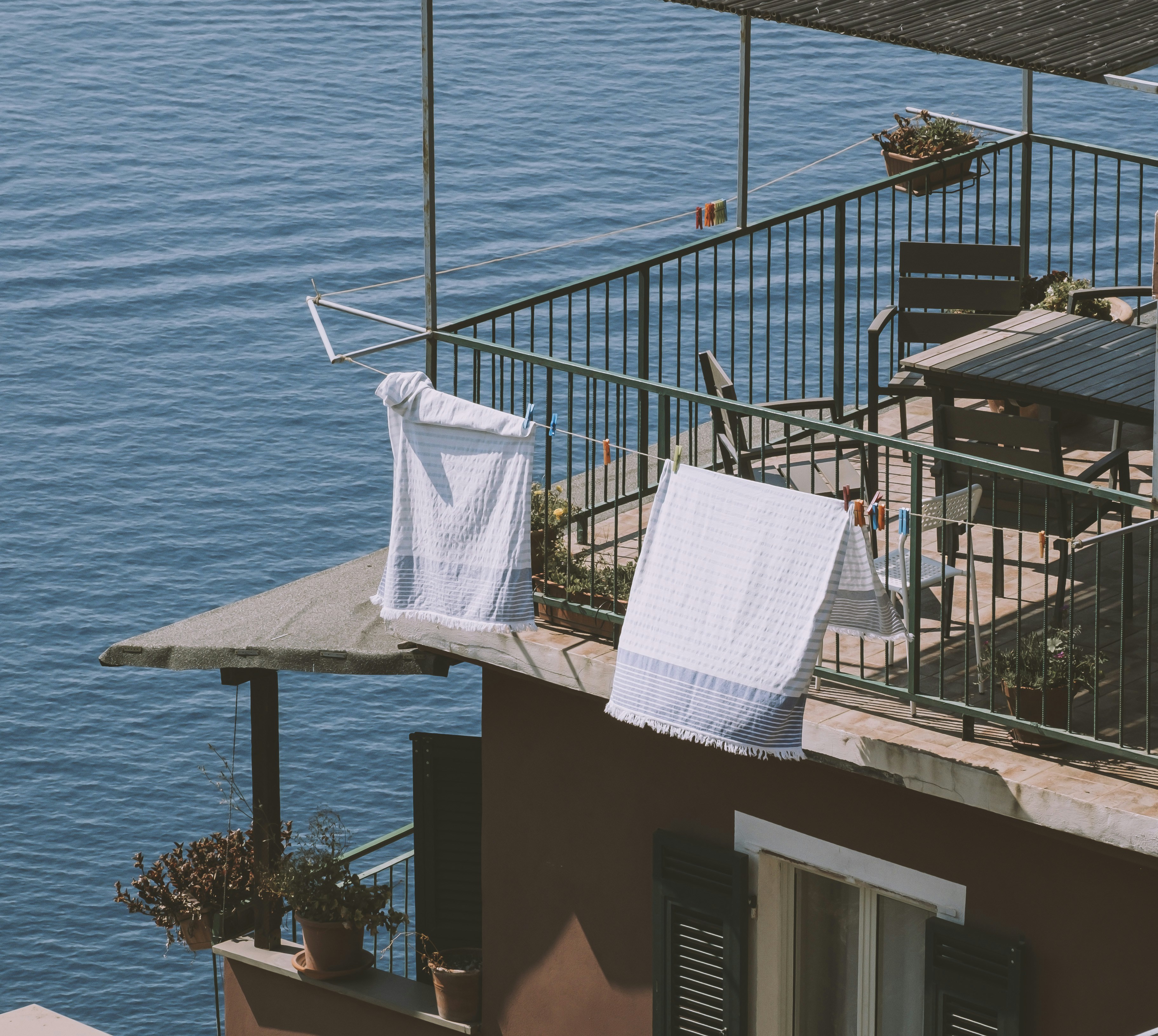 vêtements suspendus pour sécher sur un balcon