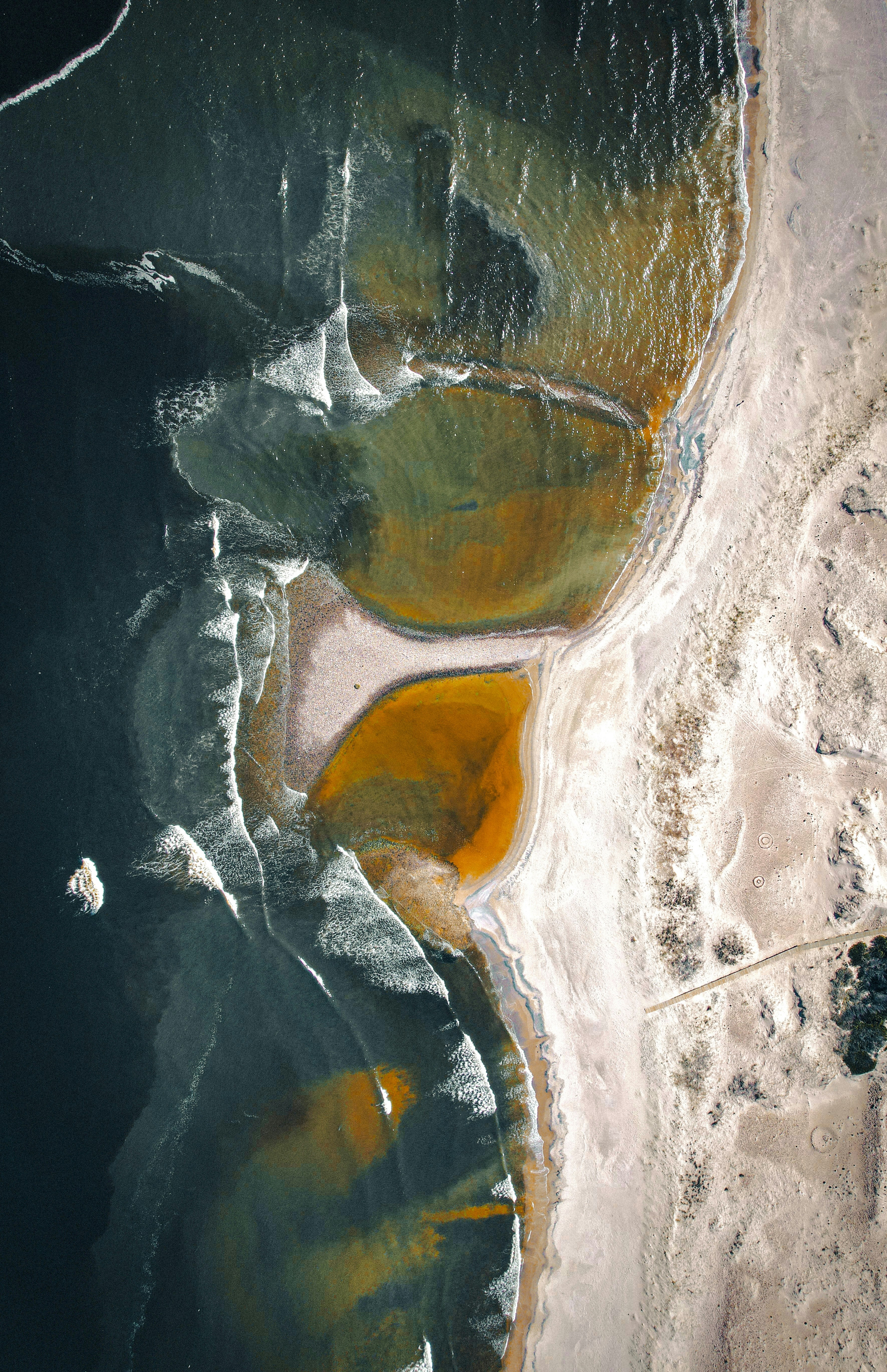 Una vista aérea de un cuerpo de agua