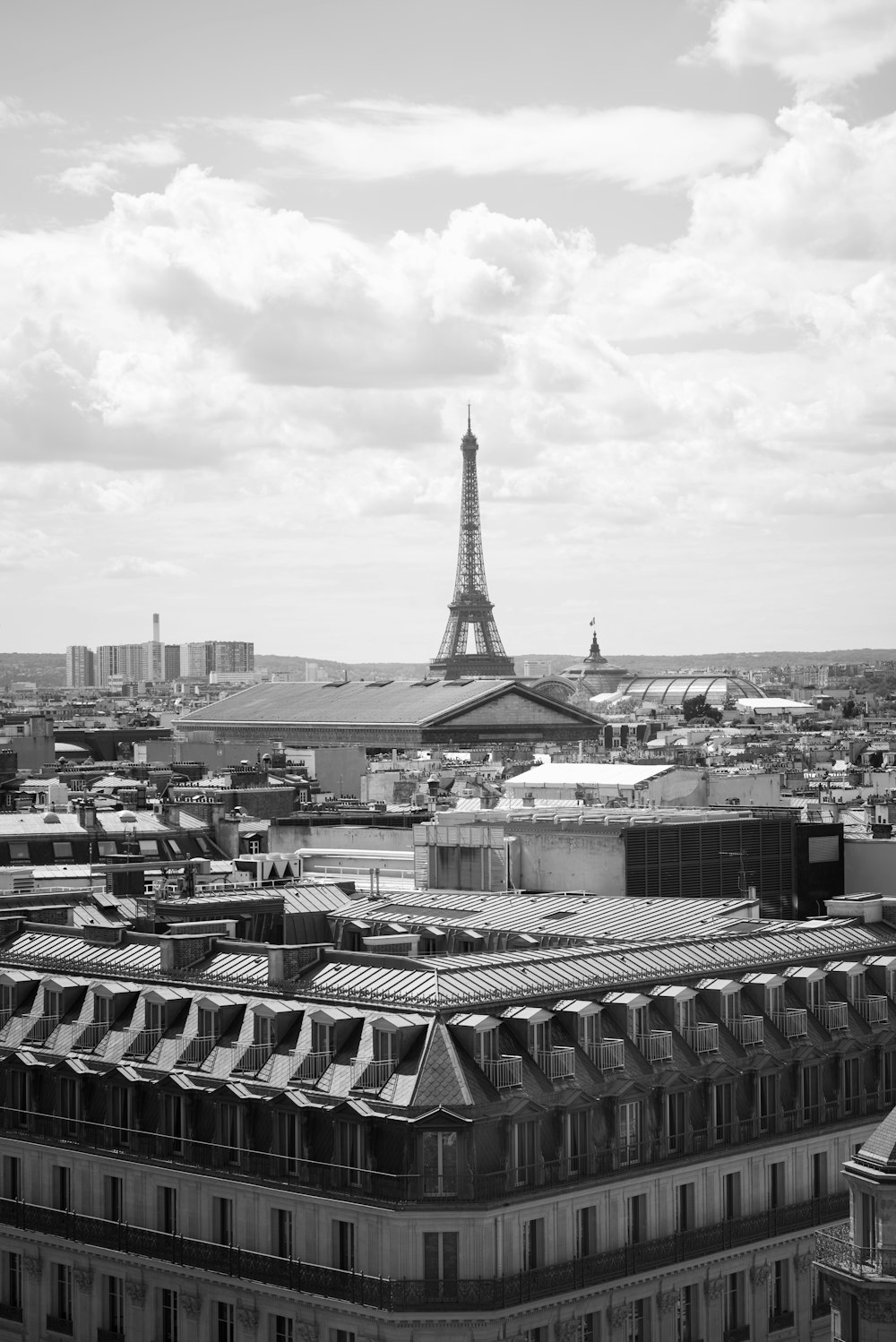 a black and white photo of the eiffel tower