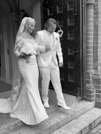 Guests arriving elegantly dressed at the entrance of Nueva Luna Eventos for the reception.