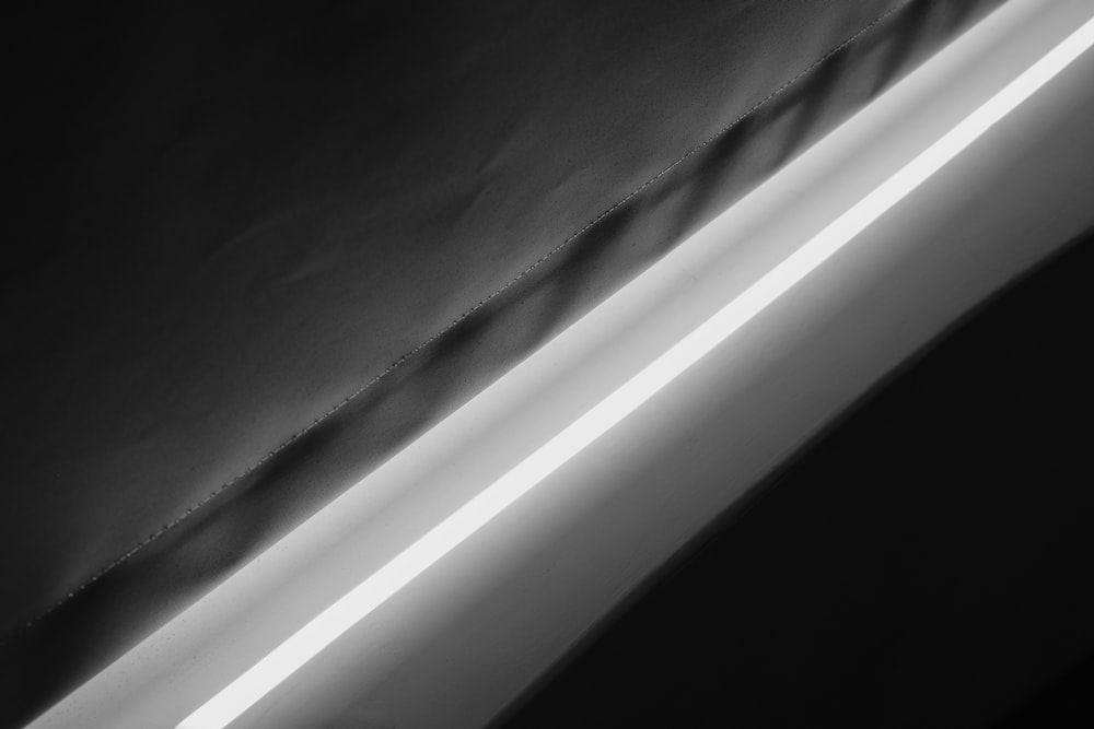 uma foto em preto e branco de uma cama