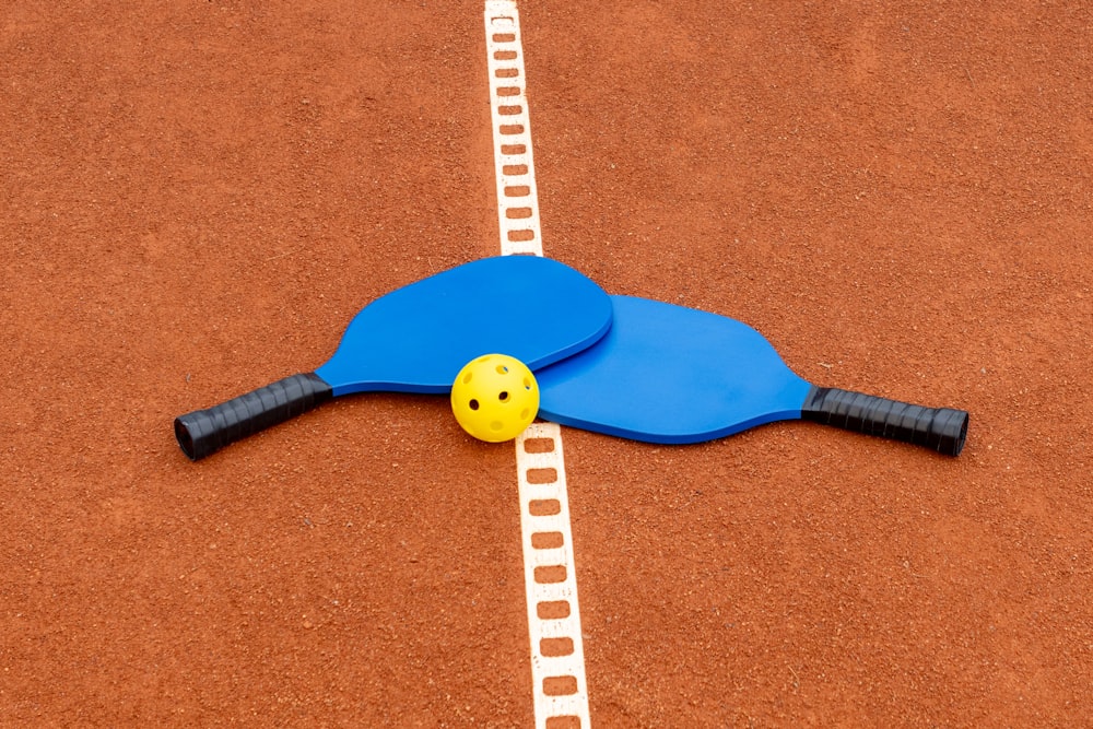 una raqueta de tenis con una cara sonriente