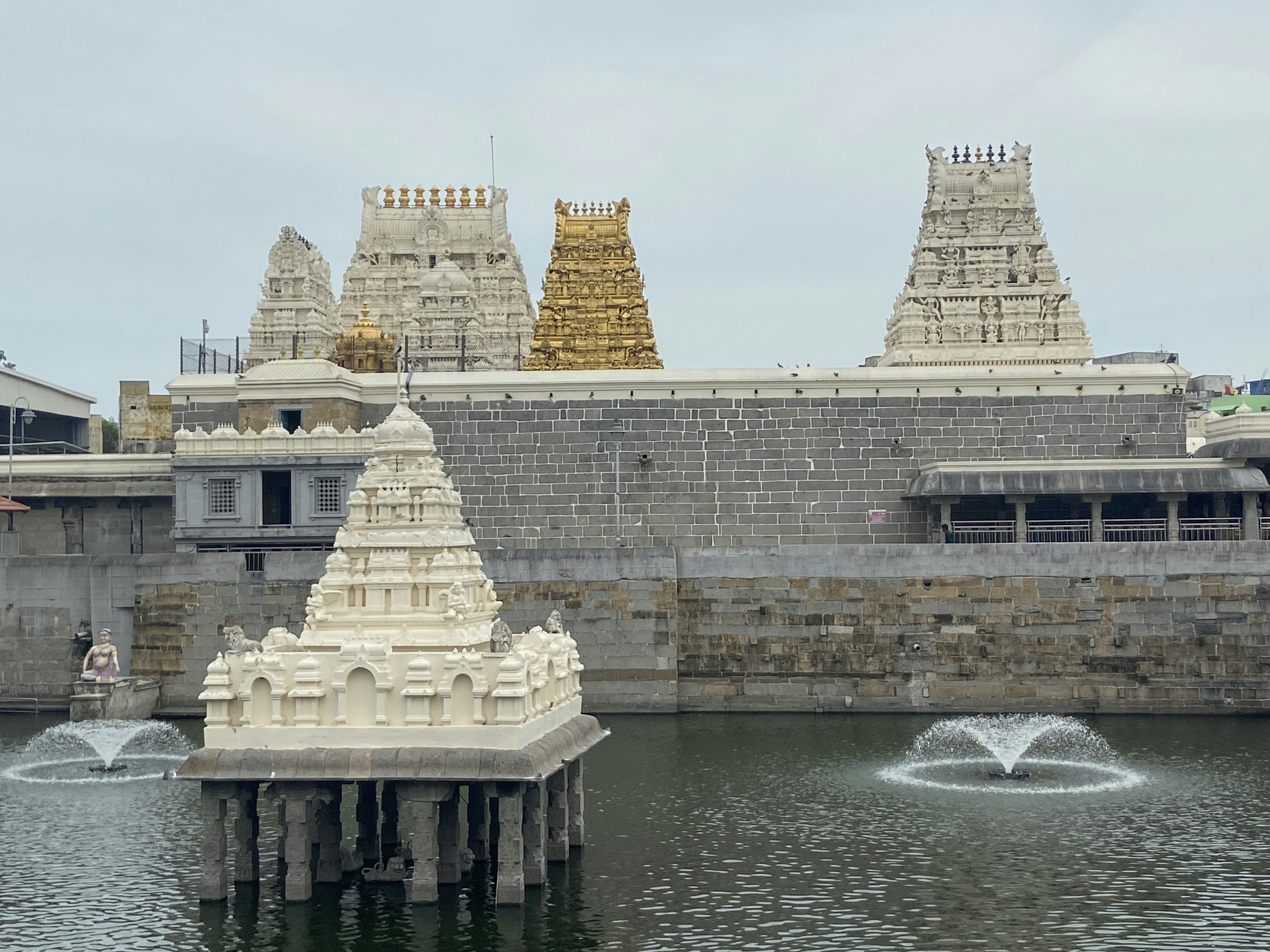 a large body of water next to a building
