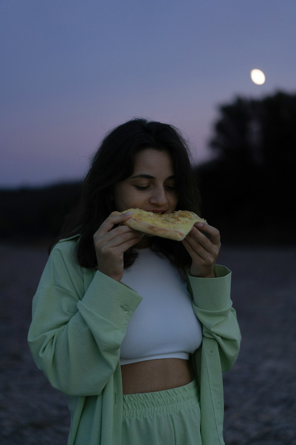 una mujer está comiendo un pedazo de comida