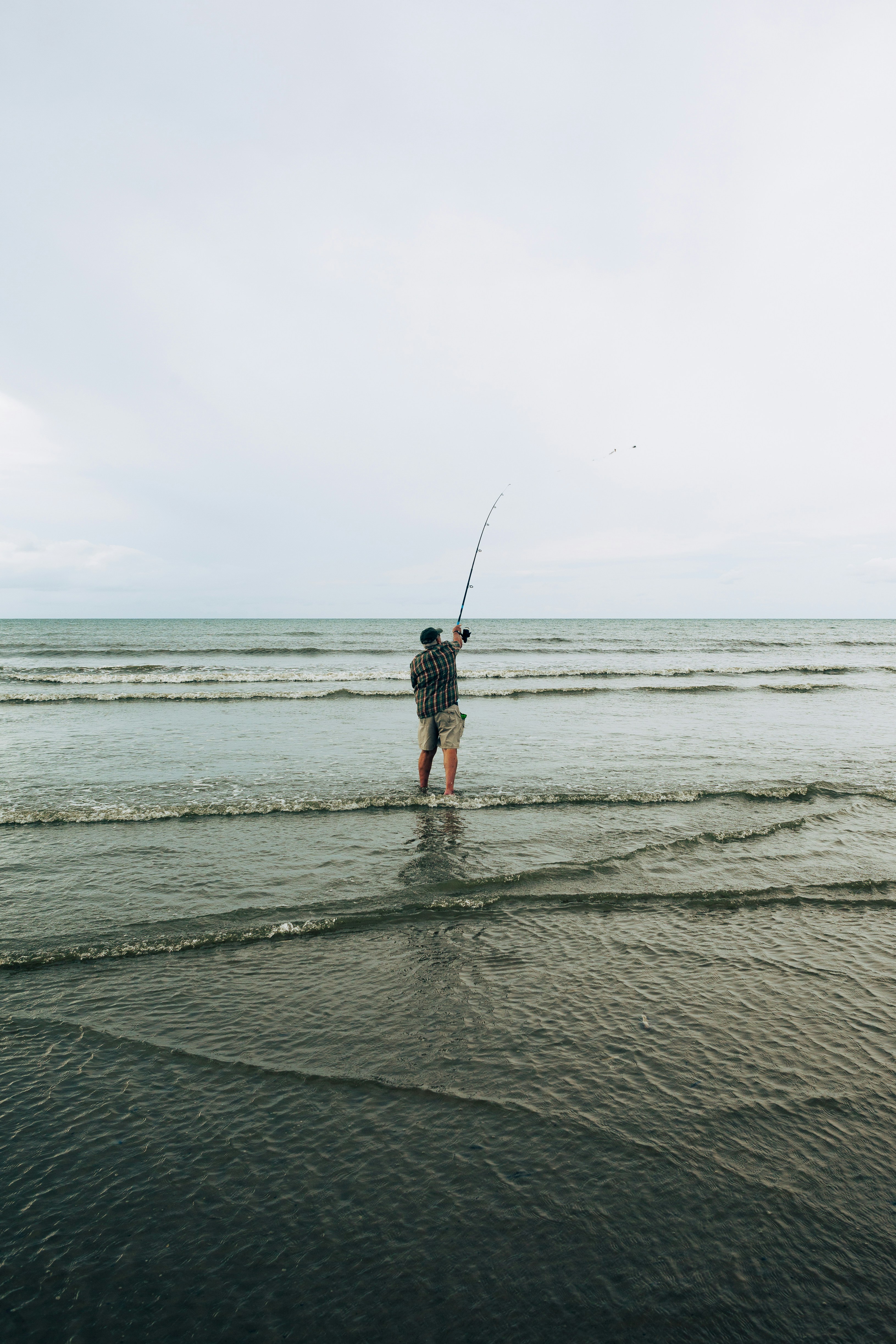 Foto De Un Pescador Pescando En Un Bote Al Atardecer Imagen de archivo -  Imagen de pescador, cuadro: 152835763, image size:3000x4500