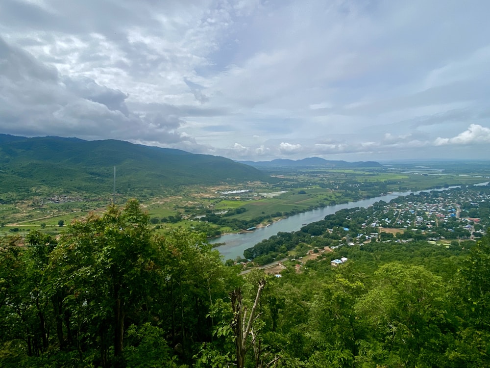 uma vista panorâmica de um vale e um rio