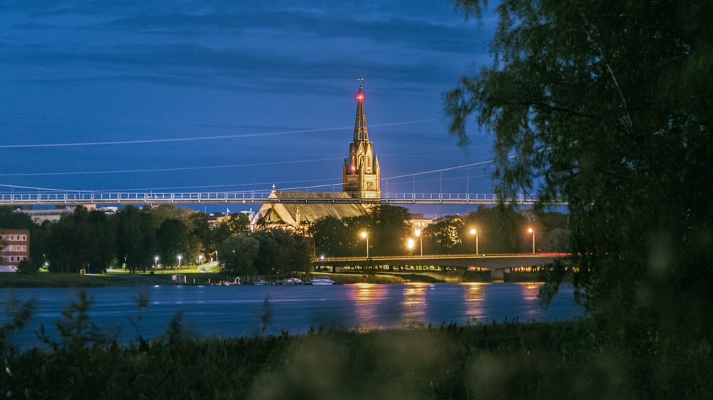 Blick auf eine nächtliche Stadt von der anderen Seite eines Flusses