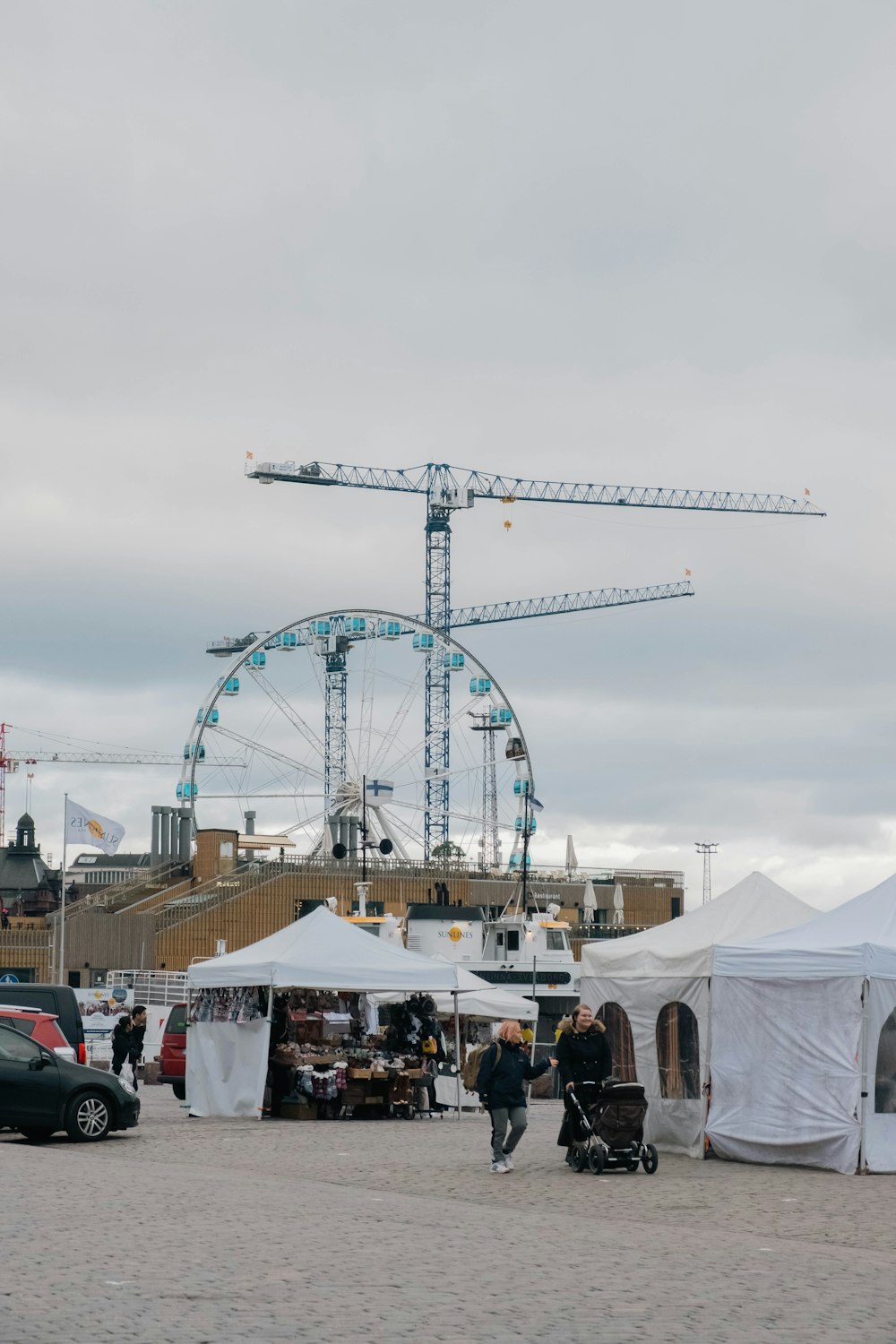 Un carnaval avec une grande roue en arrière-plan