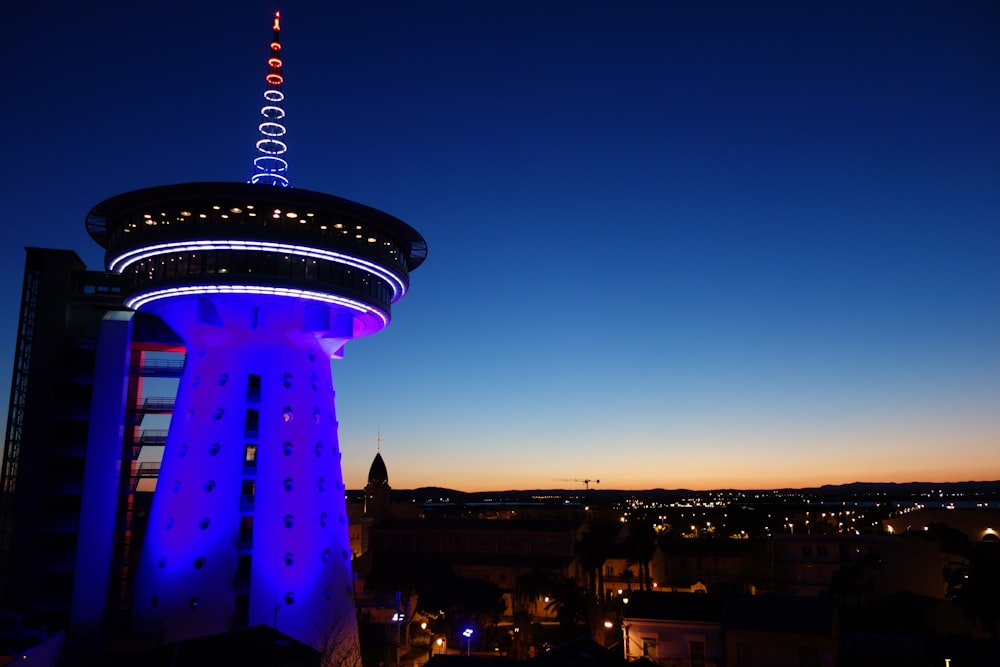 uma torre alta com uma luz azul no topo dela