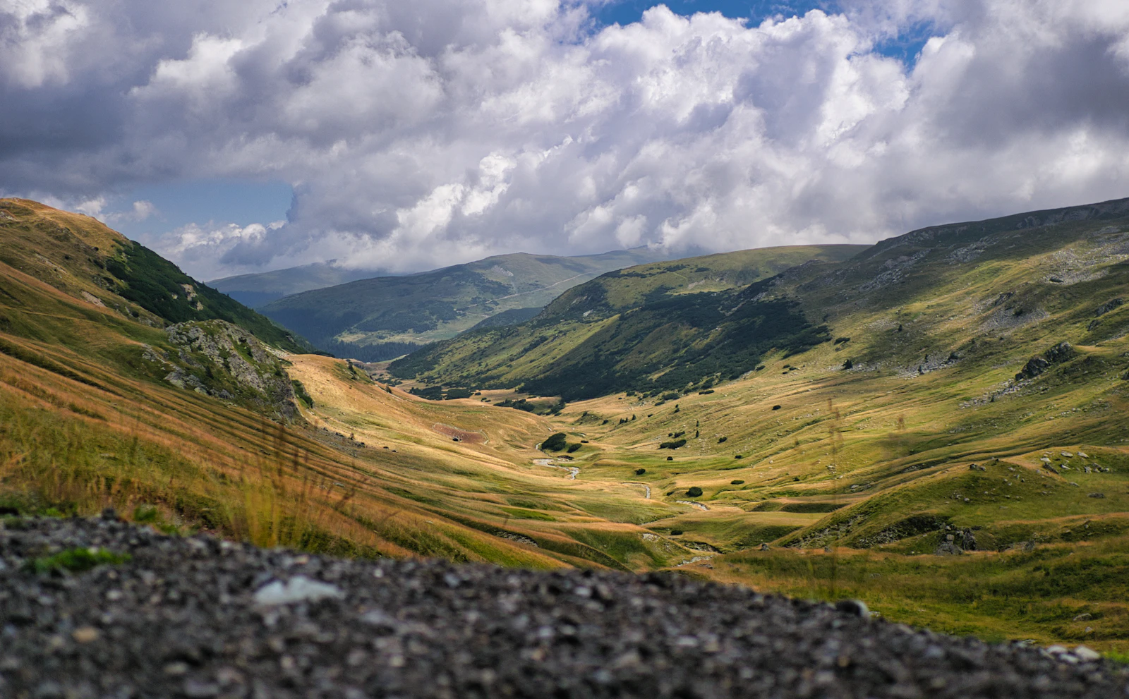 Cazare în Voineasa: vedere de pe Transalpina spre văile din jur