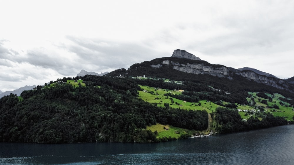 Un grande specchio d'acqua circondato da una lussureggiante collina verde